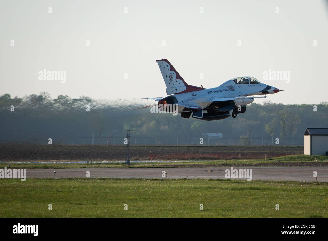 LT. Col. Kevin 'Gator' DiFalco, United States Air Force Air Demonstration Squadron 'Thunderbirds' Director of Operations, hebt am 29. April 2021 zu einem Heldenflug in seiner Heimatstadt in St. Joseph, Missouri, ab. Der F-16D Fighting Falcon wird hauptsächlich für Eingewöhnungs- und Fotoflüge eingesetzt. Stockfoto