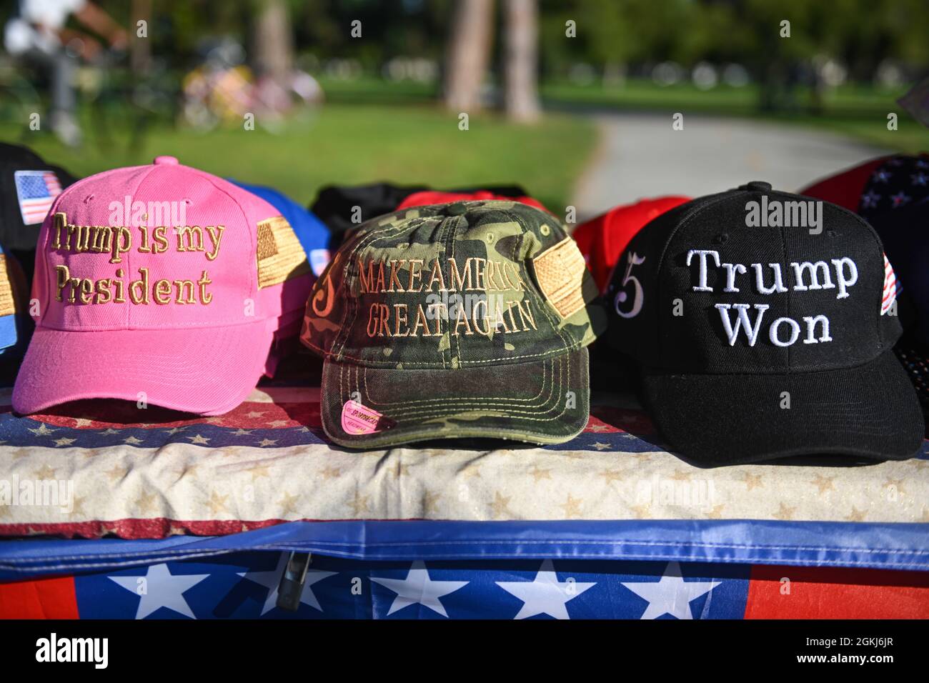 Donald Trump-Waren werden verkauft, wo sich Demonstranten in der Nähe des Long Beach City College versammelten, um gegen eine Vote No-Kundgebung für Gavin Newsom zu protestieren, an der PR teilnahm Stockfoto