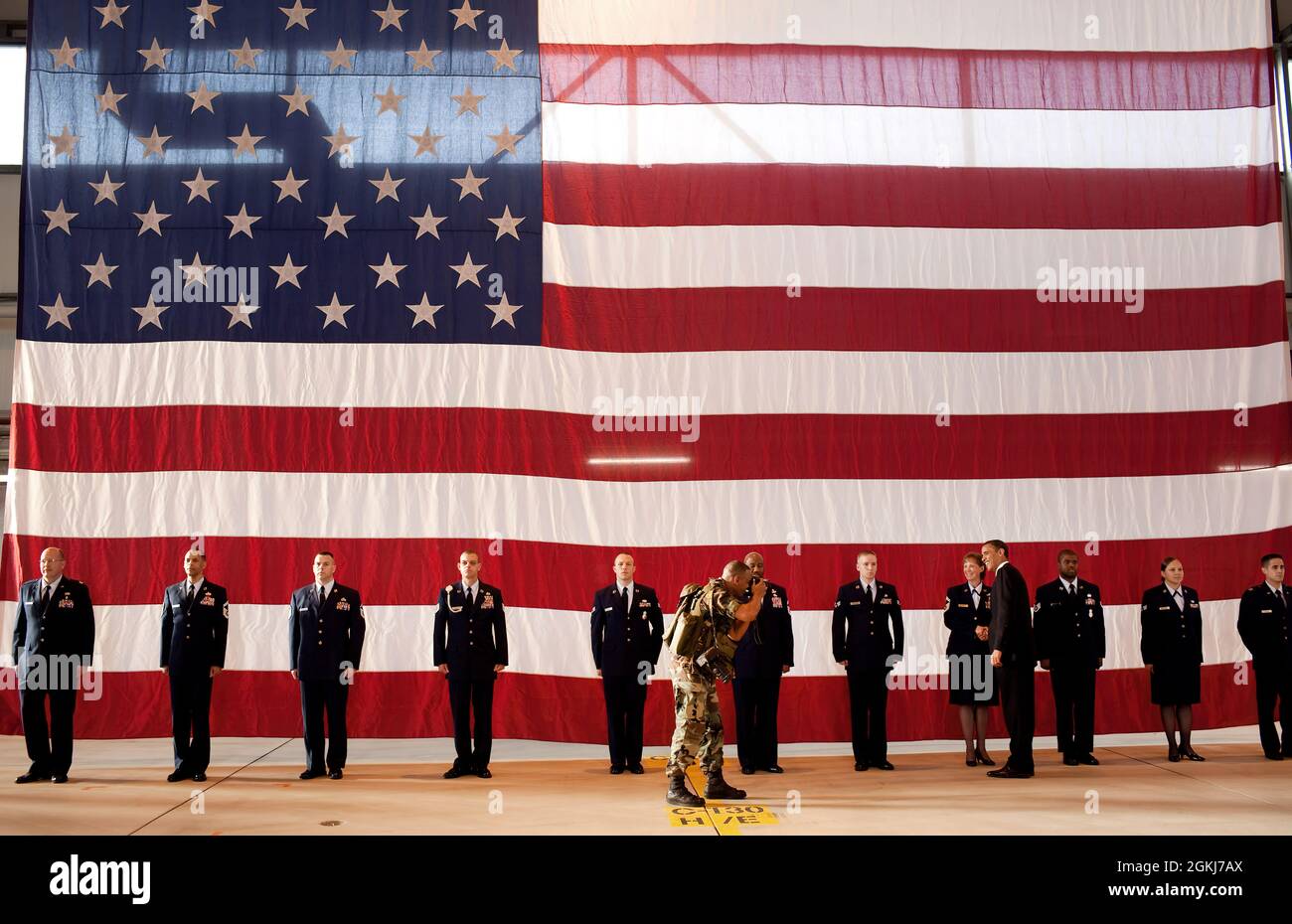 Präsident Barack Obama posiert für Fotos während seiner Ankunft auf dem Flugplatz Ramstein in Deutschland am 5. Juni 2009. (Offizielles Foto des Weißen Hauses von Pete Souza) Dieses offizielle Foto des Weißen Hauses wird zur Veröffentlichung durch Nachrichtenorganisationen und/oder zum persönlichen Druck durch die Betreffzeile(en) des Fotos zur Verfügung gestellt. Das Foto darf in keiner Weise manipuliert oder in Materialien, Anzeigen, Produkten oder Werbeaktionen verwendet werden, die in irgendeiner Weise die Zustimmung oder Billigung des Präsidenten, der ersten Familie oder des Weißen Hauses nahelegen. Stockfoto