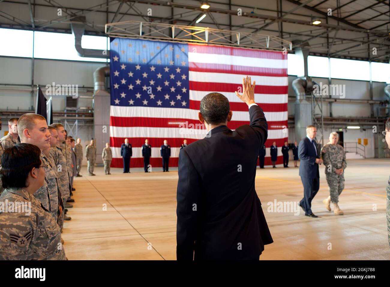 Präsident Barack Obama trifft am 5. Juni 2009 auf dem Flugplatz Ramstein in Deutschland ein. (Offizielles Foto des Weißen Hauses von Pete Souza) Dieses offizielle Foto des Weißen Hauses wird zur Veröffentlichung durch Nachrichtenorganisationen und/oder zum persönlichen Druck durch die Betreffzeile(en) des Fotos zur Verfügung gestellt. Das Foto darf in keiner Weise manipuliert oder in Materialien, Anzeigen, Produkten oder Werbeaktionen verwendet werden, die in irgendeiner Weise die Zustimmung oder Billigung des Präsidenten, der ersten Familie oder des Weißen Hauses nahelegen. Stockfoto