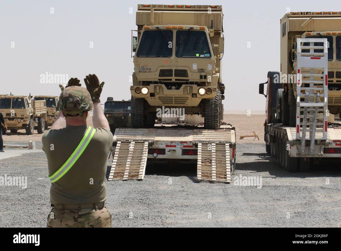 US-Soldaten mit der 28. Expeditionary Combat Aviation Brigade und der 40. Combat Aviation Brigade erhalten Lastwagen und andere Ausrüstung der 40. CAB, wenn sie im Nahen Osten ankommen. Stockfoto