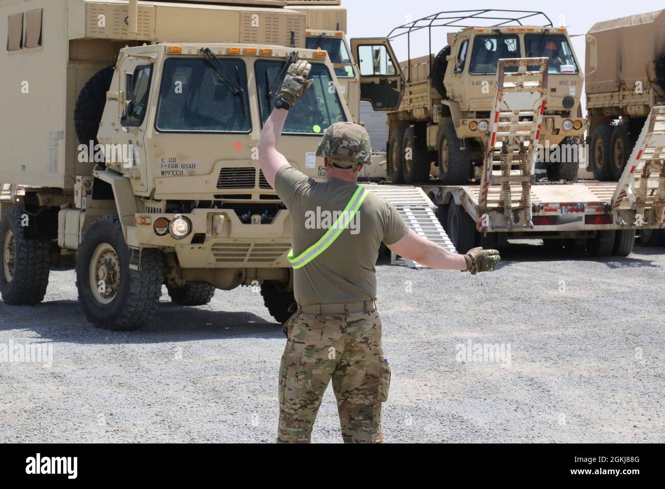 US-Soldaten mit der 28. Expeditionary Combat Aviation Brigade und der 40. Combat Aviation Brigade erhalten Lastwagen und andere Ausrüstung der 40. CAB, wenn sie im Nahen Osten ankommen. Stockfoto