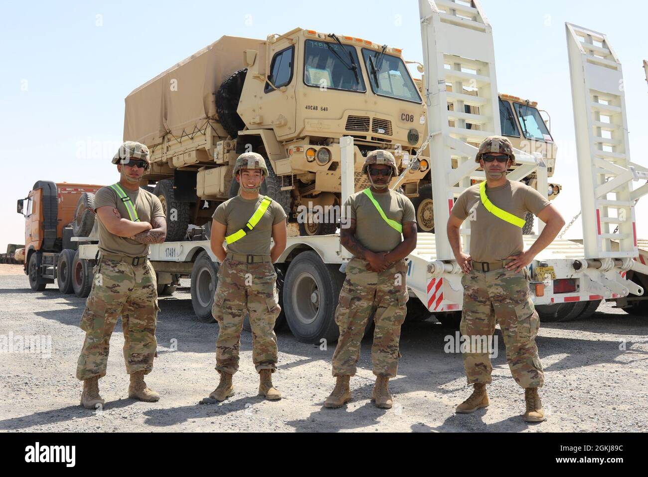 Sgt. Nathaniel Tianero, C Company, 640. Aviation Support Bataillon (ASB); SPC. Khaihoang Tran, Hauptquartier und Hauptquartier, 40th Combat Aviation Brigade; Sgt. Dion Riley, Headquarters Support Company (HSC), 640. ASB und Sgt. Juan Ortega, HSC 640th ASB, Post für ein Foto im Camp Buehring, Kuwait. Sie helfen bei der Aufnahme und Inszenierung von 40 CAB-Fahrzeugen, die im Camp Buehring ankommen. Stockfoto