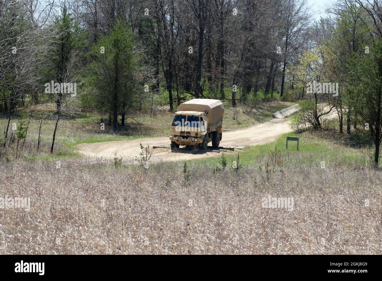 Soldaten der Reserve der 459. Transportation Company aus Joliet, Ill., fahren ein leichtes, mittelschweres taktisches Fahrzeug durch einen Offroad-Hindernisparcours in Fort McCoy, Wis., 30. April 2021. Der Kurs ist darauf ausgelegt, die Fähigkeiten der Fahrer zu testen und dabei verschiedene Straßenbedingungen und Hindernisse zu überwinden. Stockfoto