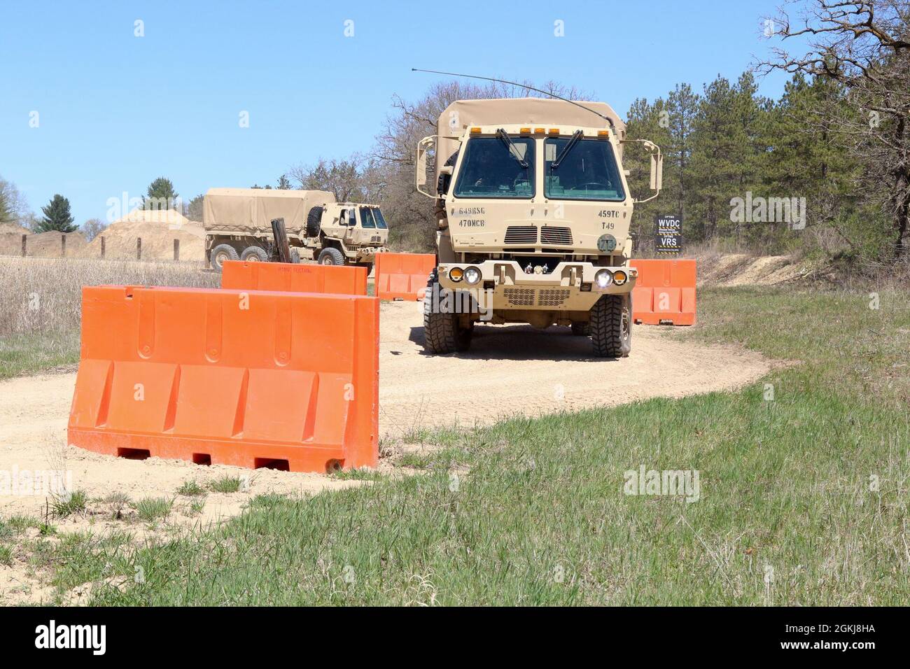 Soldaten der Reserve der 459. Transportation Company aus Joliet, Ill., fahren ein leichtes, mittelschweres taktisches Fahrzeug durch einen Offroad-Hindernisparcours in Fort McCoy, Wis., 30. April 2021. Der Kurs ist darauf ausgelegt, die Fähigkeiten der Fahrer zu testen und dabei verschiedene Straßenbedingungen und Hindernisse zu überwinden. Stockfoto