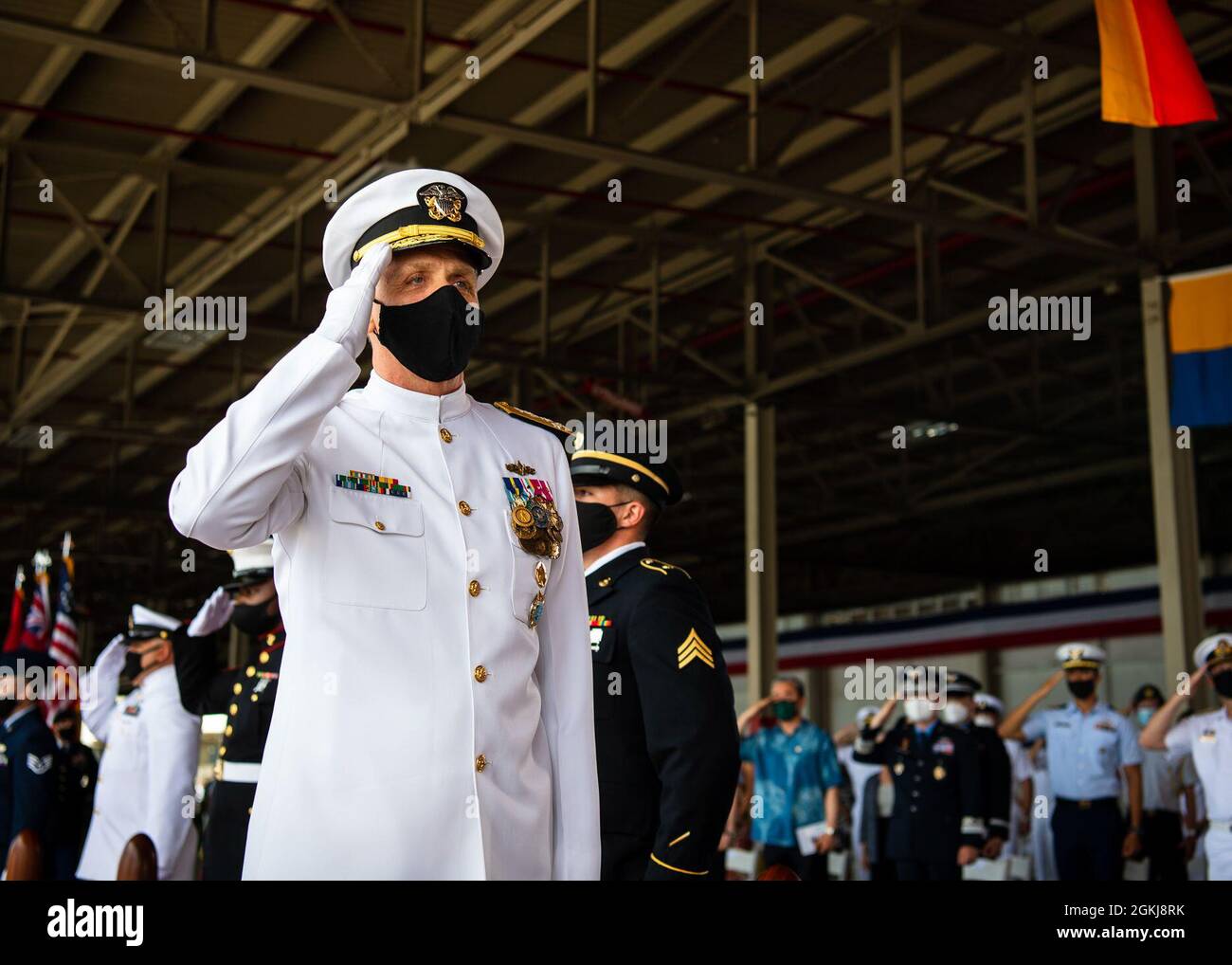 210430-N-XC372-1140 JOINT BASE PEARL HARBOR-HICKAM (30. APRIL 2021) ADM. Philip Davidson, scheidender Kommandeur des US-Indo-Pacific Command Stockfoto