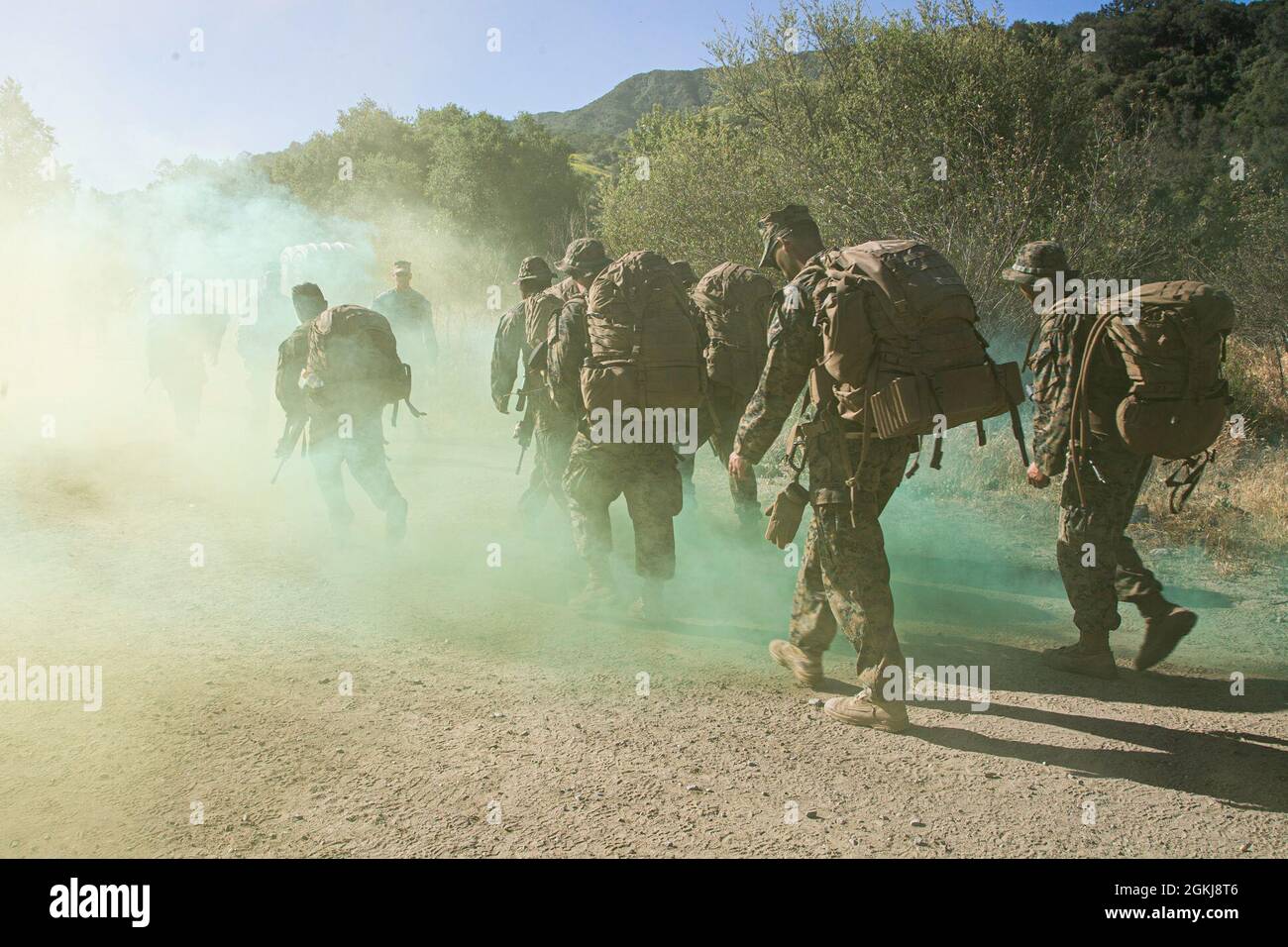U.S. Marines mit Alpha Company, Infantry Training Bataillon, School of Infantry - West, überqueren die rauchige Ziellinie für die letzte Bewegung im Rahmen des letzten Events einer fünftägigen Capstone-Übung für den Infantry Marine Course auf dem Marine Corps Base Camp Pendleton, Kalifornien, 30. April 2021. IMC ist ein 14-wöchiger Pilotkurs, der darauf ausgelegt ist, besser ausgebildete und tödlichere Infanterie-Marines zu schaffen, die auf Konflikte mit Gleichaltrigen vorbereitet sind. Der Kurs nutzt ein neu gestaltetes Lernmodell für die Schüler, um ihre Fähigkeiten für unabhängiges und adaptives Denken und Handeln zu entwickeln. Das Programm von ins Stockfoto