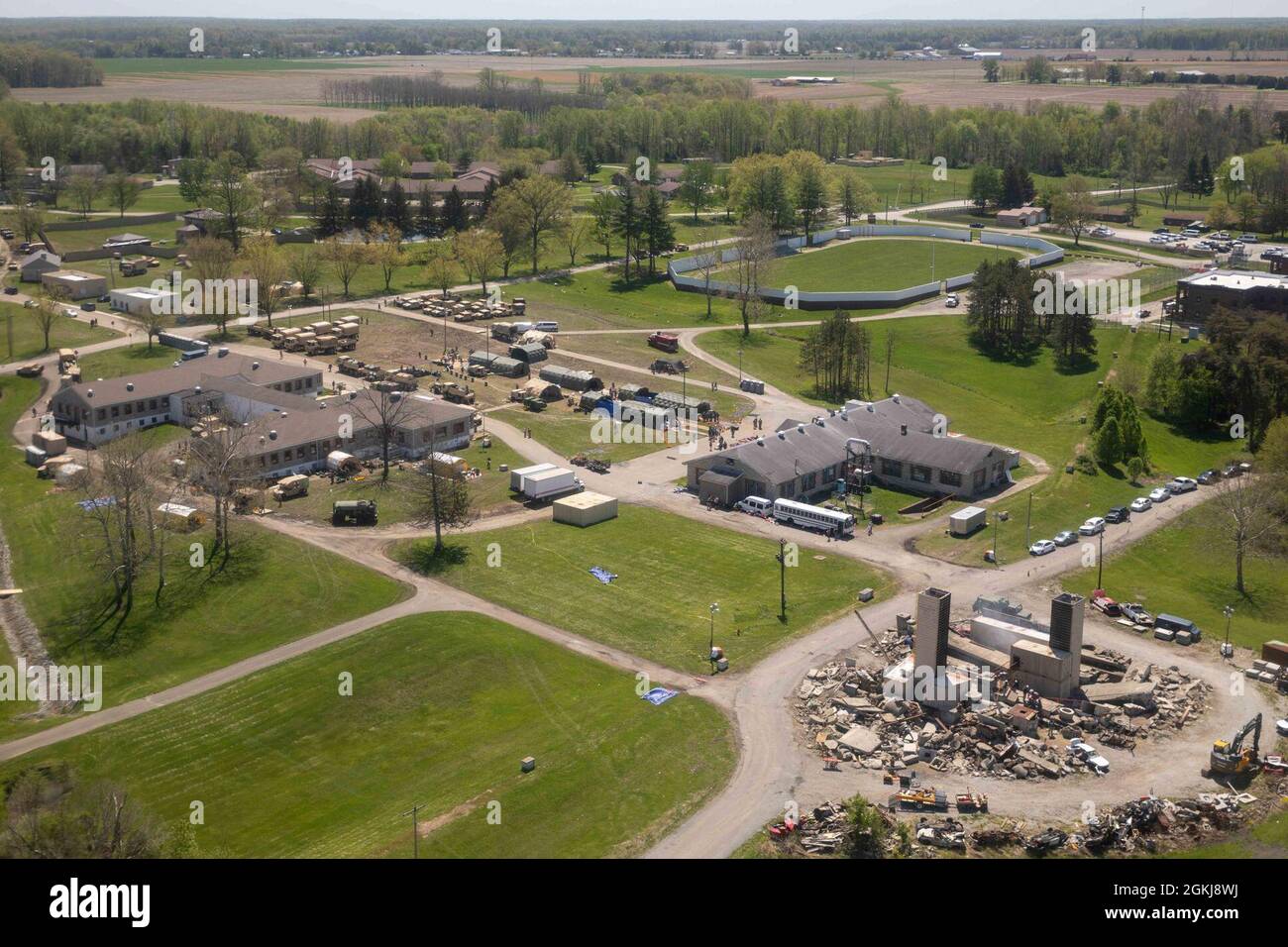 210430-N-PC620-0183 BUTLERVILLE, Ind. (30. April 2021) Luftaufnahme des städtischen Trainingszentrums Muscatatuck, Indiana, wo die Teilnehmer von Exercise Guardian Response 21 (GR 21) simulierte chemische, biologische, radiologische oder nukleare Katastropheneinsätze durchführen, 30. April 2021. GR 21 ist eine jährliche Übung zur Schulung und Bewertung des chemischen, biologischen, radiologischen und nuklearen (CBRN) Response Enterprise (CRE) des Verteidigungsministeriums. Nach Abschluss der kulminierenden Schulungsveranstaltung werden die von der CRE zugewiesenen Einheiten so schnell wie möglich eingesetzt, um die CBRN- oder Verteidigungsunterstützung ohne Vorankündigung zu unterstützen Stockfoto