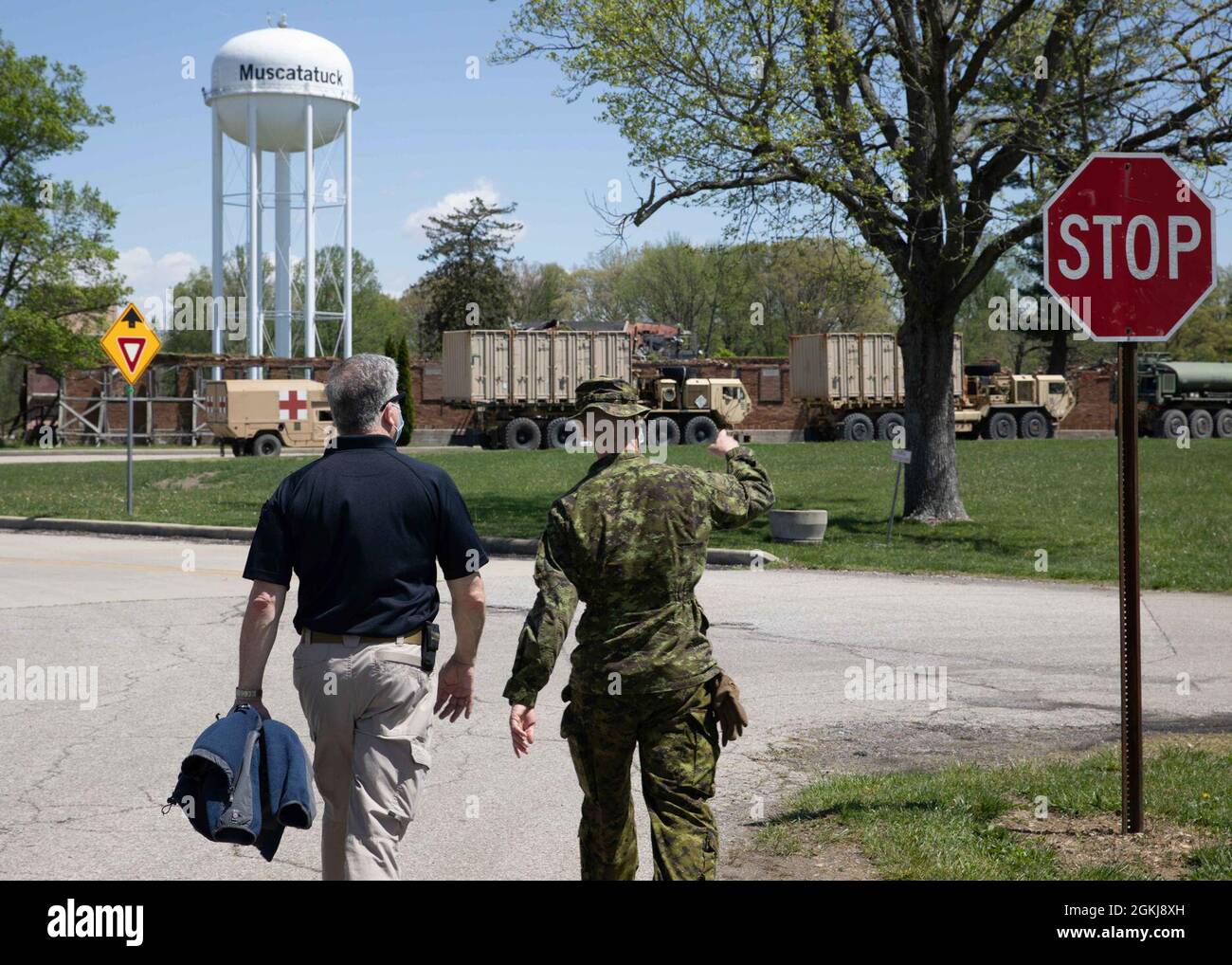 210430-N-PC620-0240 BUTLERVILLE, Ind. (30. April 2021) Stellvertreterin der gemeinsamen Task Force für die zivile Unterstützung des Kommandanten Casey Collins, links, und des XVIII. Luftkorps-Assistenten des Kommandanten General, Canadian Brig. General Robert Ritchie Walk through Muscatatuck Urban Training Center, Indiana, during Exercise Guardian Response 21 (GR 21), 30. April 2021. GR 21 ist eine jährliche Übung zur Schulung und Bewertung des chemischen, biologischen, radiologischen und nuklearen (CBRN) Response Enterprise (CRE) des Verteidigungsministeriums. Nach Abschluss der kulminierenden Schulungsveranstaltung werden die CRE-zugewiesenen Einheiten zum Rap gebracht Stockfoto