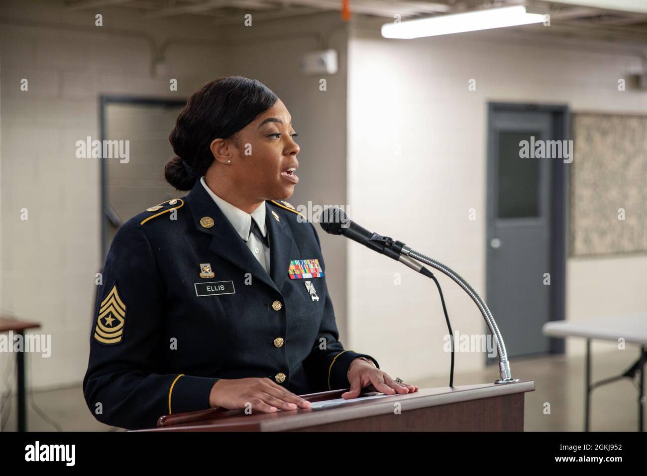 Sgt. Maj. Angela Ellis, ankommende Hauptfeldwebel des 210. Finanzbataillons, spricht über ihre Formation während des Verantwortungswechsels der Einheit am 1. Mai 2021 im Raymond Road Readiness Center in Jackson, Mississippi. Stockfoto