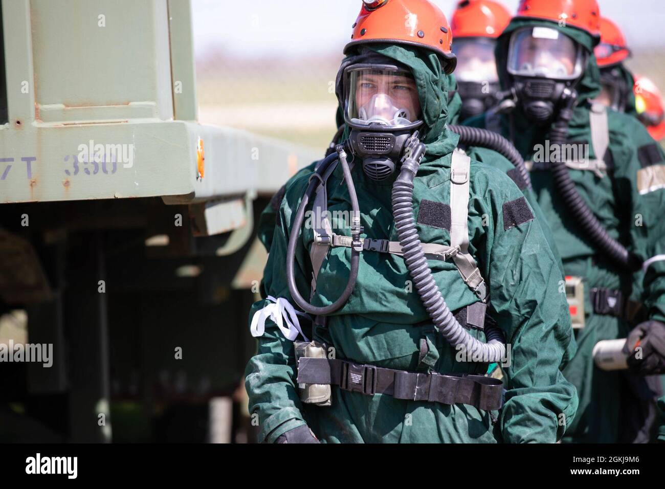 Das CBRN-Paket (Chemical Biological Radiological and Nuclear) der Wisconsin National Guard nimmt an einer Trainingsübung Teil, in der ihre Fähigkeit entwickelt wird, am 1. Mai auf gefährliche Situationen in Volk Field, Wis. zu reagieren. Das Szenario simulierte eine Explosion in der Mall of America in Minneapolis. Zu der gemeinsamen Einheit gehören Soldaten der 273. Ingenieurgesellschaft der Wisconsin Army National Guard in Medford, der 457. Chemiegesellschaft in Hartford und Burlington sowie ein Kommando- und Kontrollelement des 641. Truppenkommandos-Bataillons in Madison sowie von Airmen aus Stockfoto