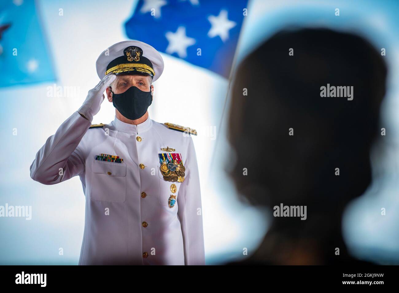 210430-N-XC372-2058 JOINT BASE PEARL HARBOR-HICKAM (30. APRIL 2021) ADM. Philip Davidson, scheidender Kommandeur des US-Indo-Pacific Command Stockfoto