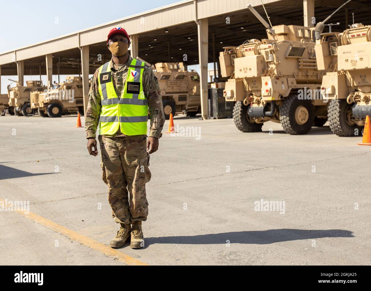 Personal Sgt. Matthew Lee, Mechaniker für Radfahrzeuge, 401. Armee-Feldunterstützungs-Brigade, ein gebürtiger Burkeville, Virginia, posiert für ein Bild in einem Fahrzeugwartungsplot im Lager Arifjan, Kuwait, 30. April 2021. Lee hat in den letzten 11 Jahren als Mechaniker für Radfahrzeuge in der Armee gearbeitet. Stockfoto