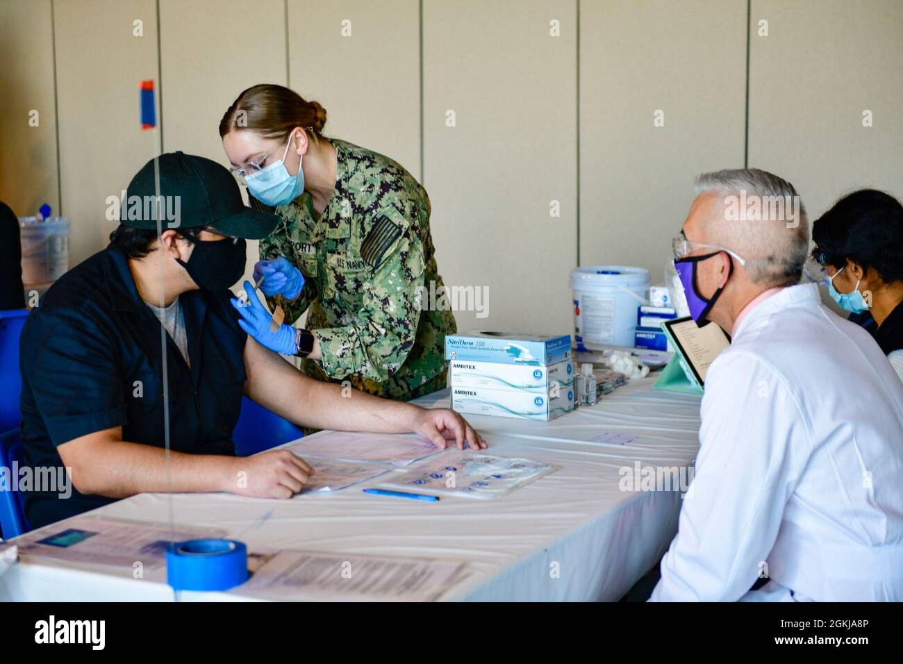 Dr. Alex Garza, Kommandant der St. Louis Metropolitan Pandemic Task Force, beobachtet, wie die Hospitalin Amanda Davenport, eine Euless, Texas, die in der Marine Medicine Readiness and Training Unit Yuma, Arizona, geboren wurde, einem Gemeindemitglied im St. Louis Community Vaccine Centre, am 30. April 2021 einen COVID-Impfstoff verabreicht. Das U.S. Northern Command setzt sich über die U.S. Army North weiterhin dafür ein, die Federal Emergency Management Agency im Rahmen der Reaktion der gesamten Regierung auf COVID-19 weiterhin flexibel und flexibel zu unterstützen. Stockfoto