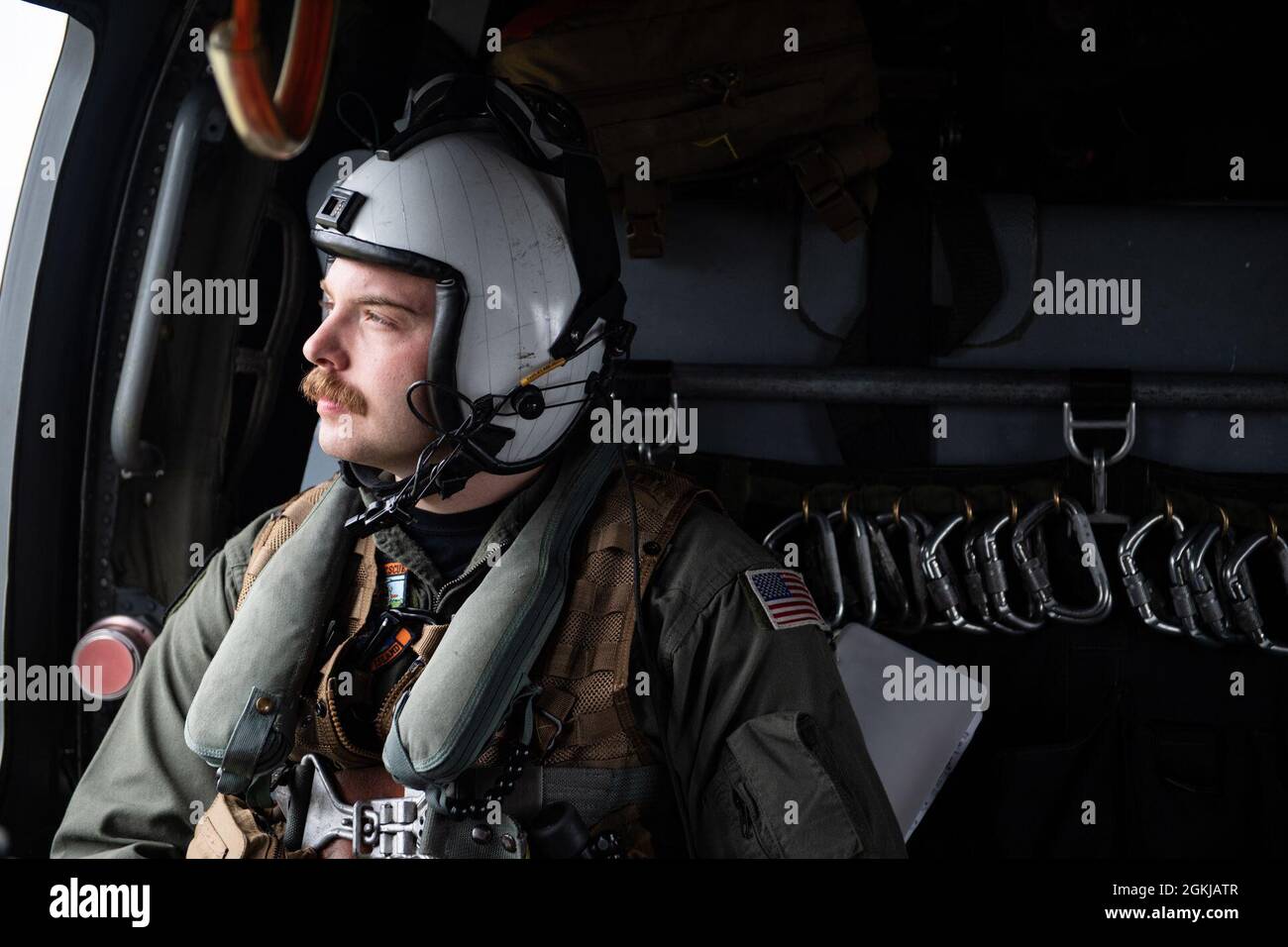 Hospital Corpsman 3. Klasse Joseph Rakowski, zugewiesen an die Naval Air Station (NAS) Whidbey Island Search and Rescue (SAR) Einheit, scannt das Gebiet einer nahe gelegenen Insel am 30. April 2021. Die SAR-Einheit von NAS Whidbey Island trainiert für Notfälle in verschiedenen Umgebungen, einschließlich über Wasser- und Bergrettung, und unterstützt Militärpersonal und Zivilisten im gesamten pazifischen Nordwesten. Stockfoto