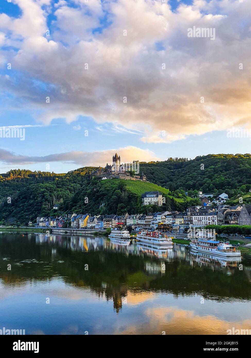 Malerischer Blick über die mosel zur Burg Cochem. Stockfoto