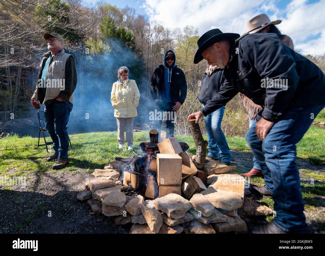 Camper stehen bei einem Feuer entlang des Clarion River flussabwärts vom East Branch Clarion River Lake in Wilcox, Pennsylvania, 30. April 2021. Das U.S. Army Corps of Engineers Pittsburgh District wird am 27. Mai eine Zeremonie zum Schneiden von Bändern veranstalten, gefolgt von einer Open-House-Veranstaltung am East Branch Clarion River Lake. Die Wiedereröffnung feiert die Rückkehr des Staudamms in den Normalbetrieb und seine fortgesetzte Fähigkeit, Überschwemmungen zu reduzieren, die Wasserqualität im Downstream zu verbessern und das ökologische Ökosystem zu unterstützen. Stockfoto