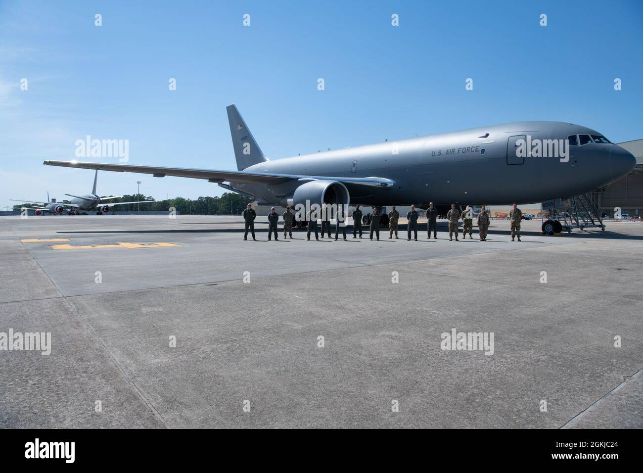 Luftbesatzung und Betreuer posieren vor einem KC-46A Pegasus mit Col. Stephen L. Lanier, 916th Air Betanking Wing Commander, und 916ARW Command Chief Chief Master Sgt. David J. Melby über Seymour Johnson AFB, N.C. am 30. April 2021. Das Flugzeug ist das sechste von zwölf Flugzeugen, die für den Flügel von Boeing geplant sind. Stockfoto