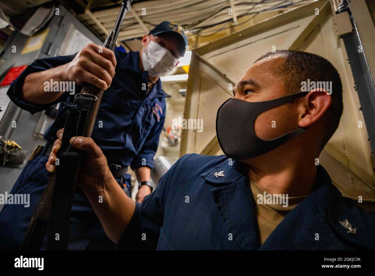 SÜDCHINESISCHES MEER (30. April 2021) – Gunners Mate Seaman Cameron Carter aus Valdosta, Georgia und Gunners Mate 3rd Class Rogelio Garza aus Edcoue, Texas, führen an Bord des Lenkraketen-Zerstörers USS Barry der Arleigh-Burke-Klasse (DDG 52) eine routinemäßige M-14-Gewehrinspektion durch. Barry ist der Task Force 71/Destroyer Squadron (DESRON) 15 zugeordnet, der größten vorwärtseingesetzten DESRON der Marine und der wichtigsten Surface Force der US-Flotte der 7. Flotte. Stockfoto