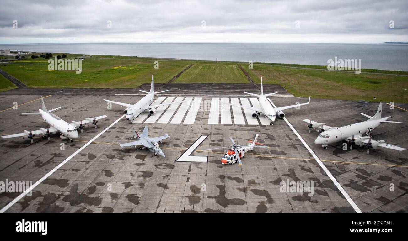 Ein Luftbild der Fluglinie der Naval Air Station (NAS) Whidbey Island in Oak Harbor, Washington, aufgenommen am 30. April 2021 von einem US Navy MH-60S Seahawk, der der Such- und Rettungseinheit (SAR) der Flugstation zugewiesen wurde. NAS Whidbey Island ist die einzige Unterstützung für die Seeschifffahrt im pazifischen Nordwesten und bietet Einrichtungen, Dienstleistungen und Produkte von höchster Qualität für die Seefluggesellschaft und alle Organisationen, die die Luftverkehrsstation nutzen. Stockfoto