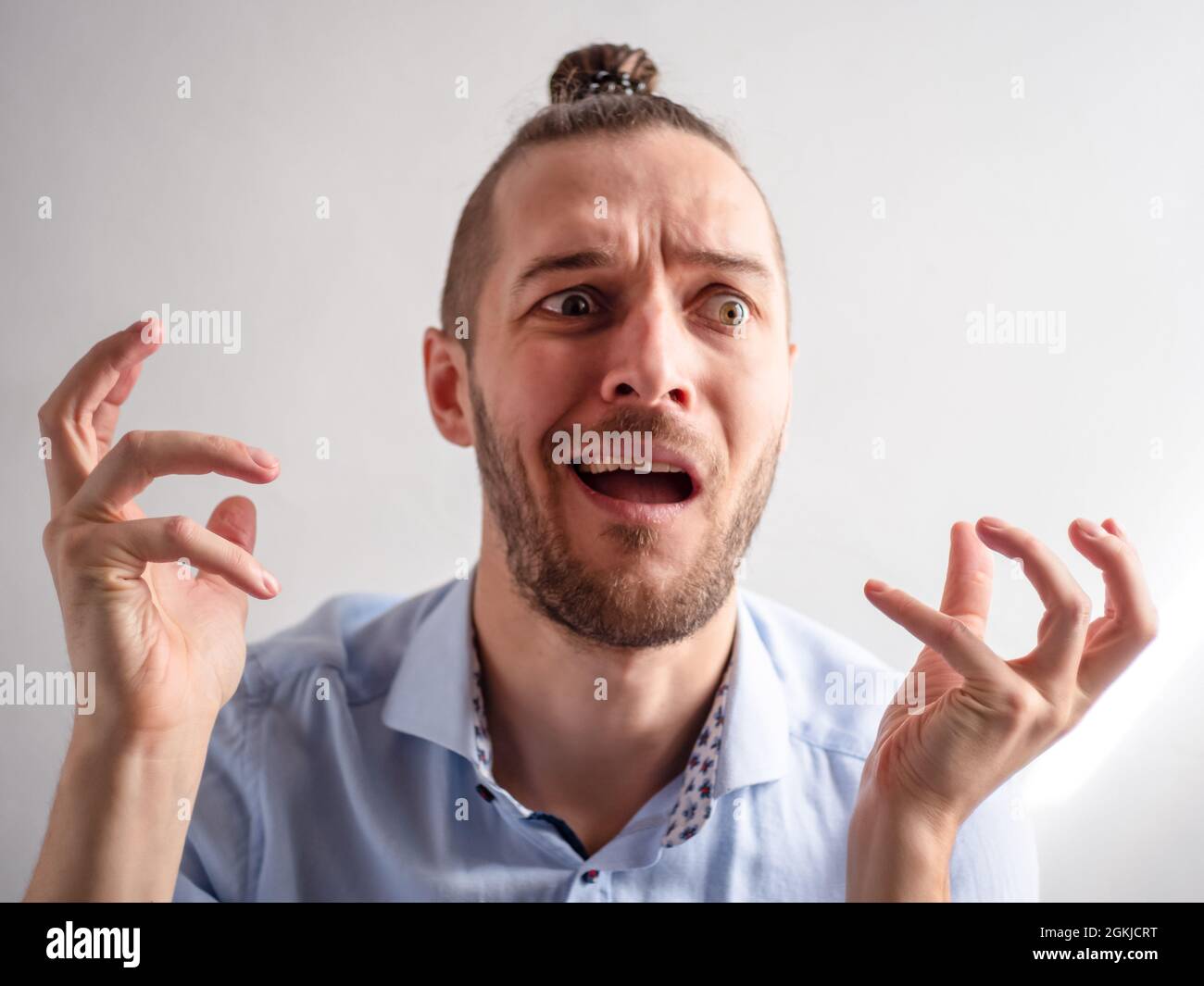 Weißer junger Mann sieht traurig, gestresst und verwirrt aus Stockfoto