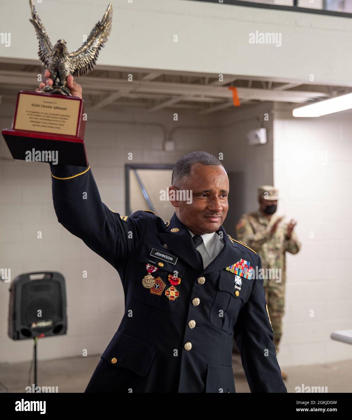 Sgt. Maj. Dexter Johnson, scheidender Hauptfeldwebel des 210. Finanzbataillons, überreicht während der Zeremonie zur Änderung der Verantwortung der Einheit am 1. Mai 2021 im Raymond Road Readiness Center in Jackson, Mississippi, ein Geschenk. Stockfoto