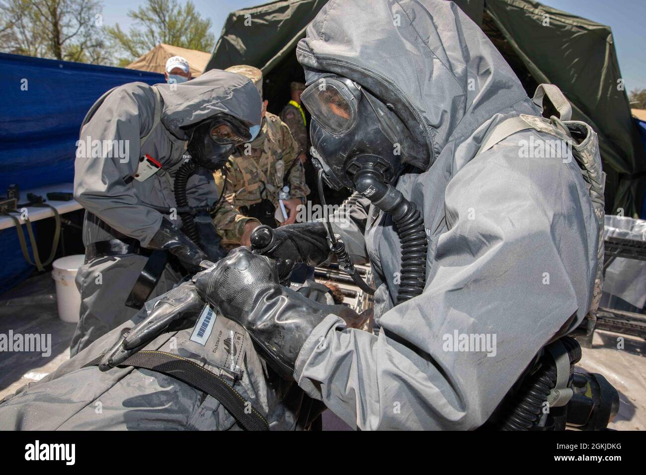 210501-N-PC620-0022 BUTLERVILLE, Ind. (1. Mai 2021) Soldaten der US-Armee, die dem 22. Chemiebataillon zugewiesen wurden, entfernen während der simulierten nuklearen Dekontamination während der Übung Guardian Response 21 (GR 21) im städtischen Trainingszentrum Muscatatuck, Indiana, 1. Mai 2021 die Kleidung eines Scheinverletzten. GR 21 ist eine jährliche Übung zur Schulung und Bewertung des chemischen, biologischen, radiologischen und nuklearen (CBRN) Response Enterprise (CRE) des Verteidigungsministeriums. Nach Abschluss der kulminierenden Schulungsveranstaltung werden die von der CRE zugewiesenen Einheiten so schnell wie möglich eingesetzt, um die CBRN oder die Verteidigung ohne Vorankündigung zu unterstützen Stockfoto