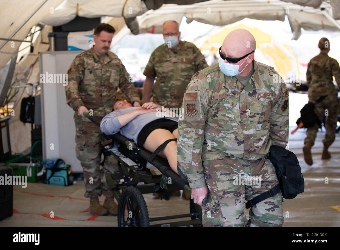 Die Mitglieder des „Enhanced Response Force Package“ der Wisconsin National Guard (CBRN) bereiten sich darauf vor, die Vitalwerte eines verletzten Zivilisten für eine Trainingsübung am 1. Mai im Volk Field, Wis. zu überwachen. Die Übung soll ihre Fähigkeit entwickeln, auf gefährliche Situationen zu reagieren. Zu der gemeinsamen Einheit gehören Soldaten der 273. Ingenieurgesellschaft der Wisconsin Army National Guard in Medford, der 457. Chemiegesellschaft in Hartford und Burlington sowie ein Kommando- und Kontrollelement aus dem 641. Truppenkommando-Bataillon-Hauptquartier in Madison sowie Luftmänner aus den Madis Stockfoto