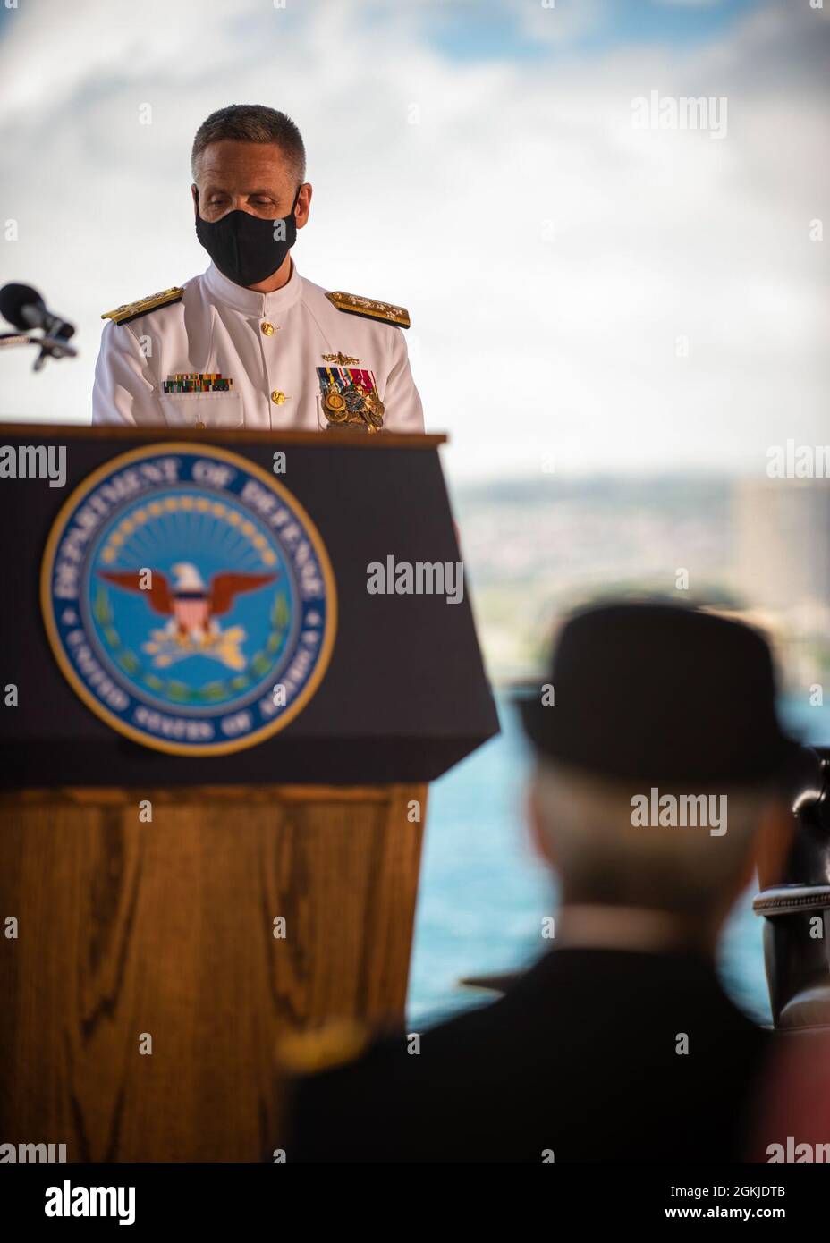 210430-N-XC372-2499 JOINT BASE PEARL HARBOR-HICKAM (30. APRIL 2021) ADM. Philip Davidson, scheidender Kommandant des US-Indo-Pacific Command Stockfoto