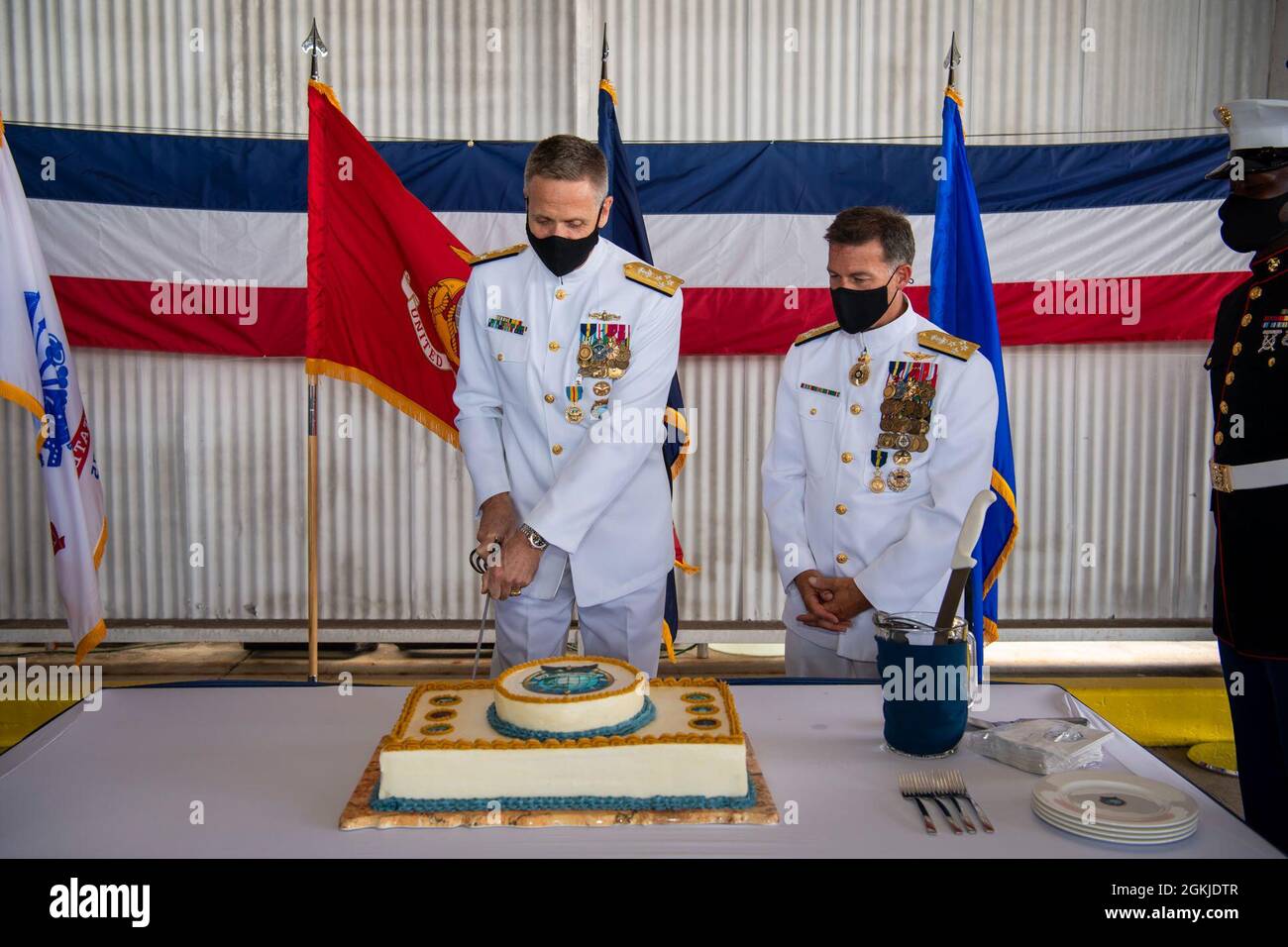 210430-N-XC372-1529 JOINT BASE PEARL HARBOR-HICKAM (30. APRIL 2021) ADM. Philip Davidson, scheidender Kommandeur des US-Indo-Pacific Command Stockfoto