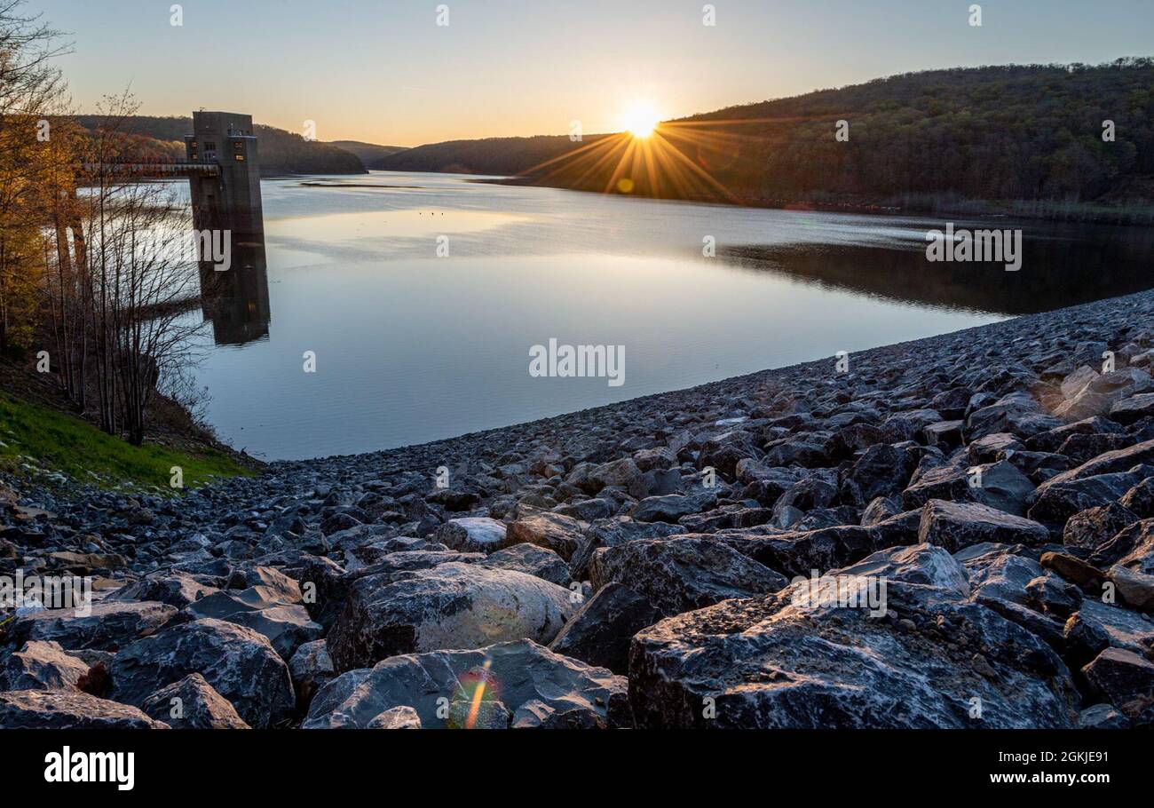 Die Sonne geht über dem East Branch Clarion River Lake in Wilcox, Pennsylvania, 1. Mai 2021 auf. Das U.S. Army Corps of Engineers Pittsburgh District wird am 27. Mai eine Zeremonie zum Schneiden von Bändern veranstalten, gefolgt von einer Open-House-Veranstaltung am East Branch Clarion River Lake. Die Wiedereröffnung feiert die Rückkehr des Staudamms in den Normalbetrieb und seine fortgesetzte Fähigkeit, Überschwemmungen zu reduzieren, die Wasserqualität im Downstream zu verbessern und das ökologische Ökosystem zu unterstützen. Stockfoto
