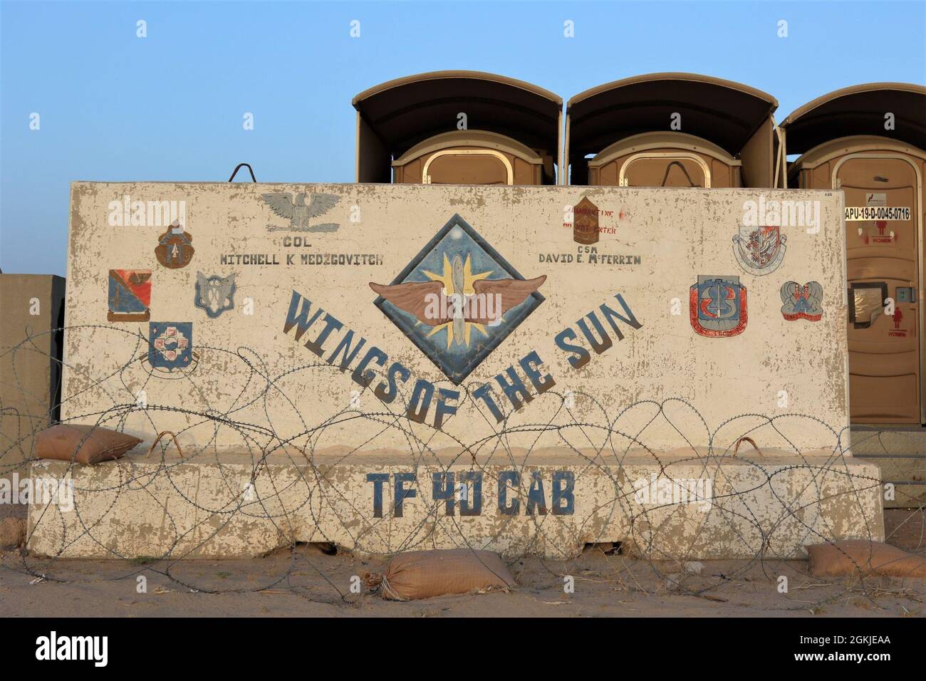 Die 40. Combat Aviation Brigade -- Task Force Phoenix -- ist zurück in Camp Buehring, Kuwait, bereit, die Mission der 28. Expeditionary Combat Aviation Brigade -- Task Force Anvil zu übernehmen. Eine langjährige Einsatztradition besteht darin, an den T-Wänden, die überall entlang der Straßen und um die Gebäude des Lagers herum sind, Wandbilder zu malen. Die 40. CAB hinterließ ein T-Wandgemälde, als sie hier vor fünf Jahren in den Jahren 2015-2016 eingesetzt wurde. Und vor 10 Jahren, im Jahr 2011, hinterließ die 40. CAB als Task Force Condor ihre Spuren, als sie auf dem Weg in den Irak durch das Lager Buehring ging. Der 40. Kampf Luftfahrt B Stockfoto