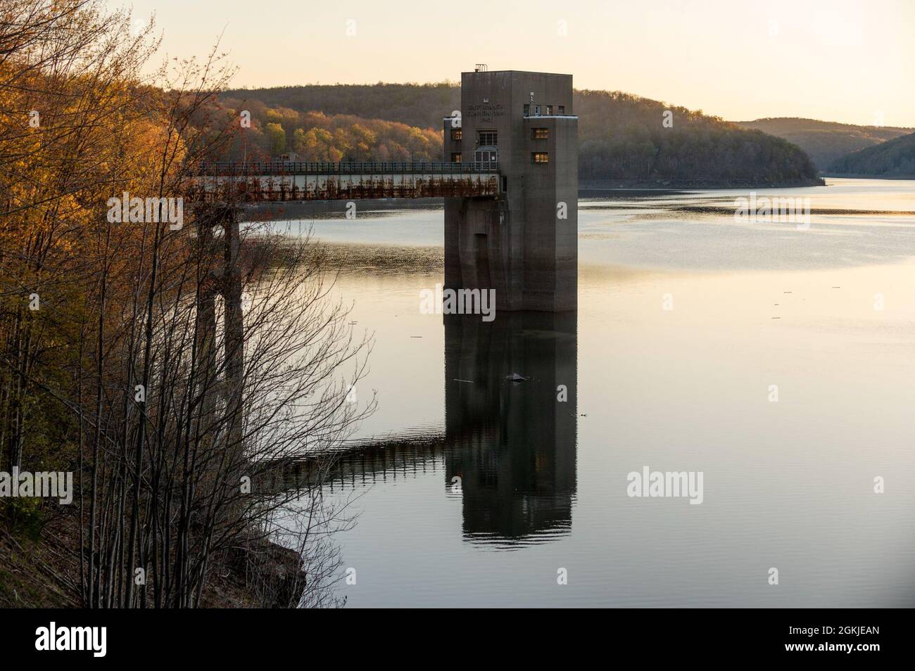 Die Sonne geht über dem East Branch Clarion River Lake in Wilcox, Pennsylvania, 1. Mai 2021 auf. Das U.S. Army Corps of Engineers Pittsburgh District wird am 27. Mai eine Zeremonie zum Schneiden von Bändern veranstalten, gefolgt von einer Open-House-Veranstaltung am East Branch Clarion River Lake. Die Wiedereröffnung feiert die Rückkehr des Staudamms in den Normalbetrieb und seine fortgesetzte Fähigkeit, Überschwemmungen zu reduzieren, die Wasserqualität im Downstream zu verbessern und das ökologische Ökosystem zu unterstützen. Stockfoto