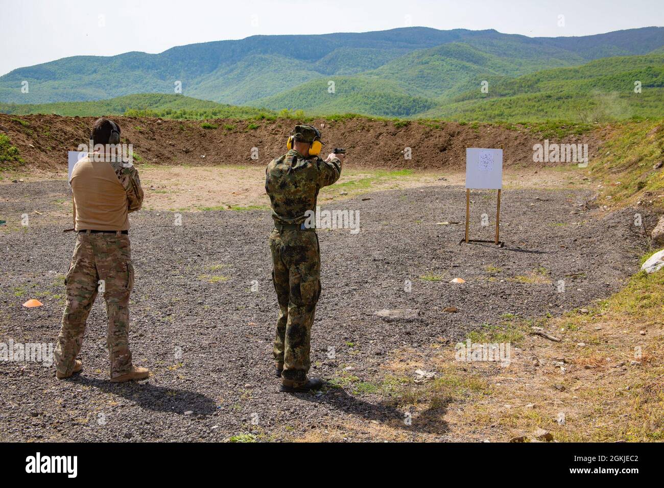 Bulgarische Spezialeinsatzkräfte (SOF), die spanische SOF und die Grünen Berets der US-Armee, die der 10. Spezialeinsatzgruppe (Airborne) zugewiesen sind, führen am 1. Mai 2021 im bulgarischen Plovdiv ein multinationales Waffeneinarbeitungszentrum durch, um den Trojanischen Fußabdruck 21 zu erreichen. Trojan Footprint 21 ist die jährliche Übung von Special Operations Command Europe, um Kompetenz unter Beweis zu stellen, die Bereitschaft und Letalität unserer jeweiligen Kräfte zu bewerten und die Interoperabilität mit Verbündeten und Partnern weiter zu verbessern. Stockfoto