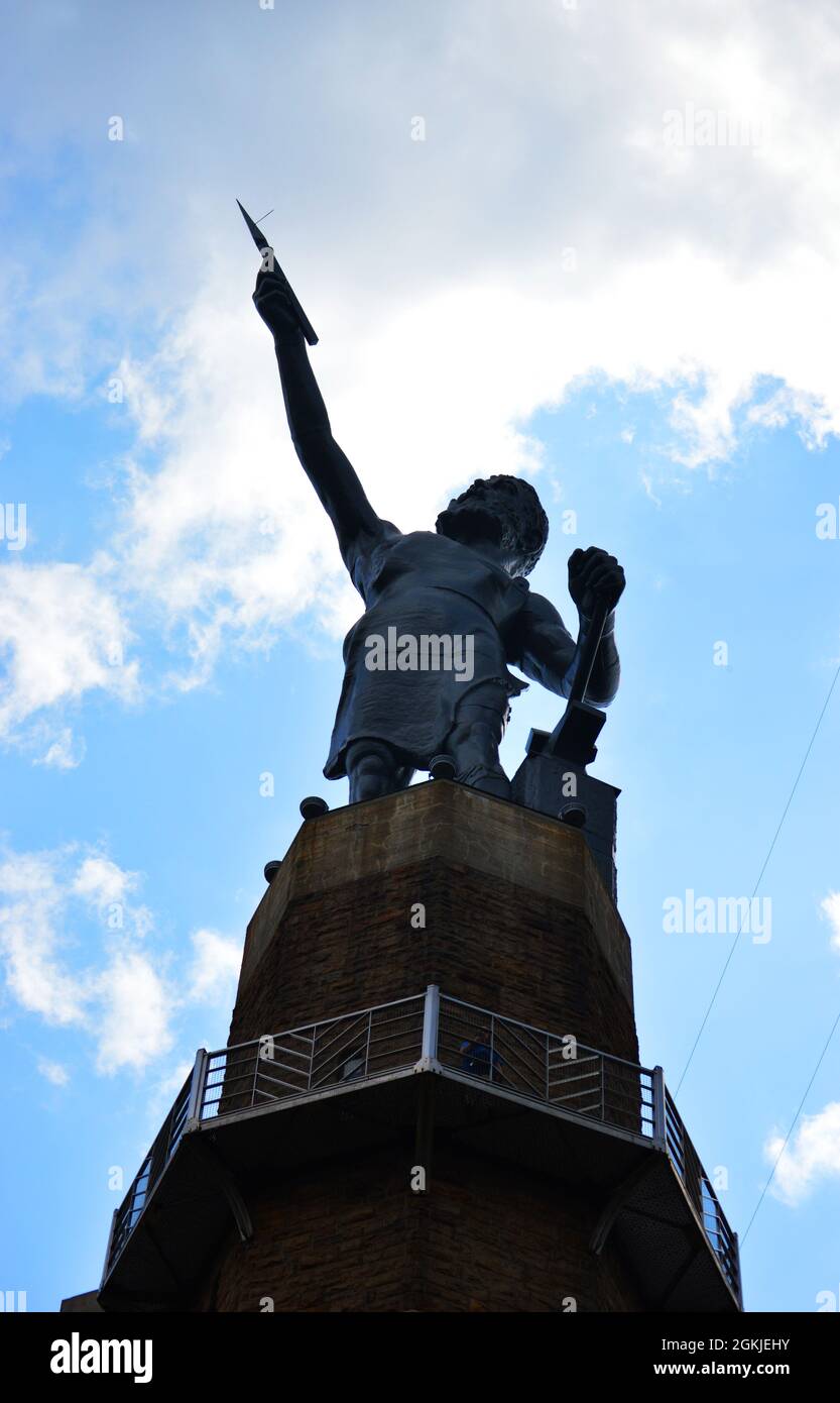 Der Vulcan, der römische gott der Schmiede, wurde 1903 von Giuseppe Moretti erbaut und steht in der Stadt Birmingham, Alabama, als prominentes Landmark hoch. Stockfoto