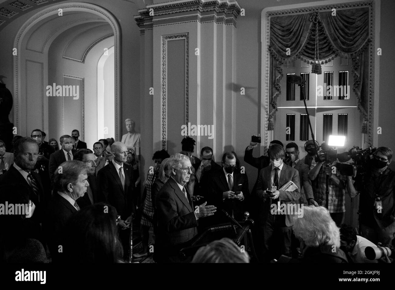 Mitch McConnell (Republikaner von Kentucky), der Minderheitsführer des US-Senats, hält am Dienstag, den 14. September 2021, Republicanâs einer Pressekonferenz im Anschluss an das politische Mittagessen des Senats im US-Kapitol in Washington, DC, eine Rede. Kredit: Rod Lampey/CNP Stockfoto