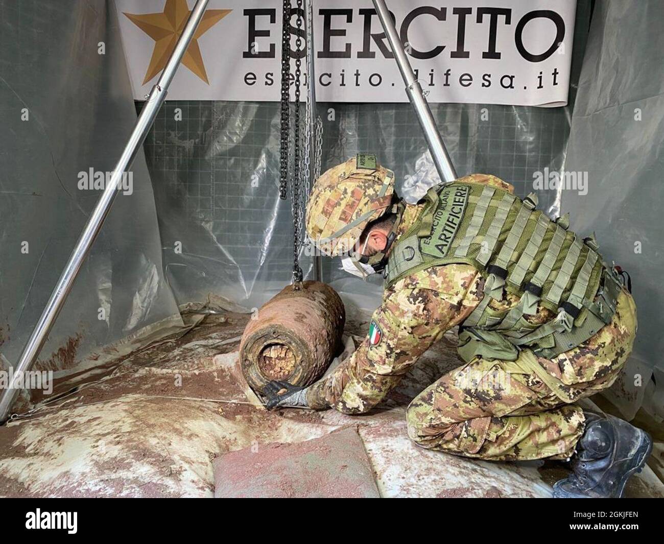 Italienische Abbruchexperten haben mit dem 8. Regiment der Folgore Airborne Engineers aus Legnago, Italien, eine 500-Pfund-Bombe entwaffnet, die vor 77 Jahren auf der Innenstadt von Vicenza abgeworfen wurde. Insgesamt wurden im Mai 2 mehr als 3,100 Anwohner im Umkreis von 1,500 Metern um das Gerät evakuiert. Unter ihnen waren auch 150 US-Familien, die gezwungen wurden, ihre Häuser für die ganztägige Operation zu verlassen, die den Italienern als „Bomba Day“ bekannt ist. Stockfoto