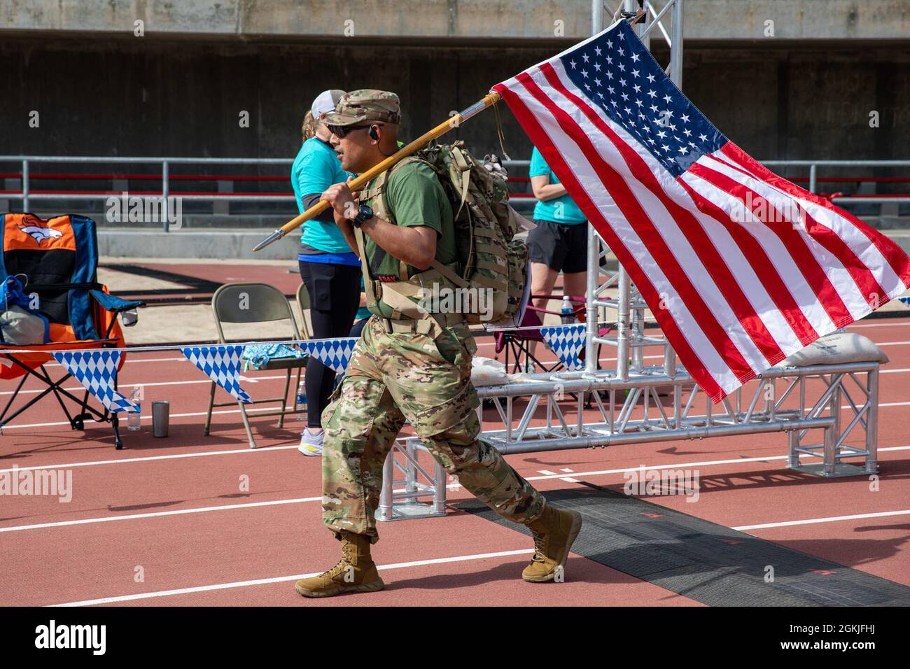 Läufer der Nationalgarde nehmen am Sonntag, den 2. Mai 2021, an den jährlichen Zeitfahren des Lincoln-Marathons Teil. Zweihundert Läufer der Nationalgarde aus 42 Bundesstaaten und Territorien reisten nach Lincoln, Nebraska, um sich für einen Platz im All Guard Marathon Team zu bewerben. Stockfoto