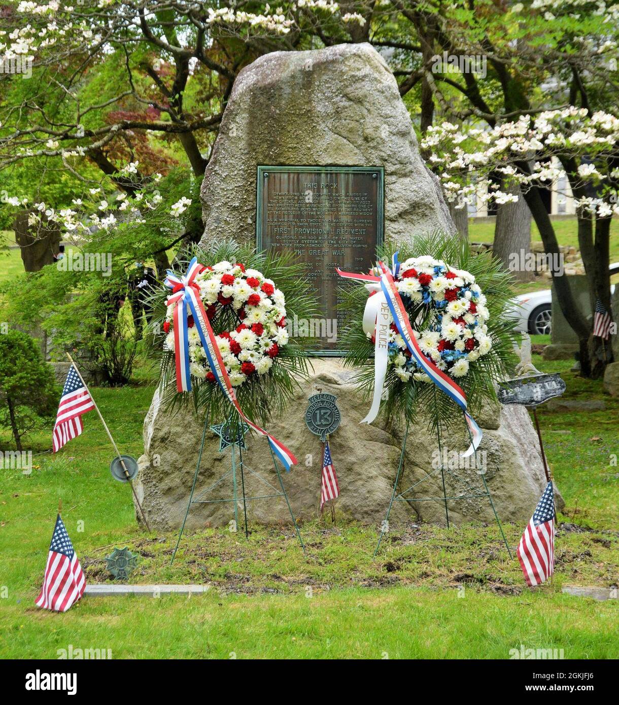 Das erste Provisorische Regiment New York Guard Aqueduct Defense Memorial, das sich am 2. Mai 2021 auf dem Sleepy Hollow Cemetery befindet. Das Denkmal erinnert an die 40 Soldaten des ersten provisorischen Regiments der New Yorker Garde, die während des Ersten Weltkriegs im Dienst von New York starben und das New Yorker Reservoir System schützten. Die NYC DEP sind die Vorgänger der Soldaten der New Yorker Garde, die die Systeme vor über 100 Jahren beschützten, der Mission, in der die NYC DEP bis heute weitergeht. (Fotos der New York State Division of Military and Naval Affairs von Mark Getman, dem New Yorker Gardehauptmann) Stockfoto