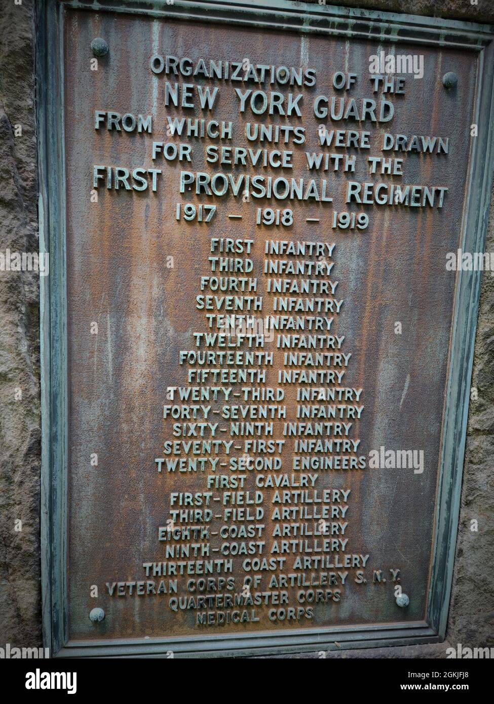 Das erste Provisorische Regiment New York Guard Aqueduct Defense Memorial, das sich am 2. Mai 2021 auf dem Sleepy Hollow Cemetery befindet. Das Denkmal erinnert an die 40 Soldaten des ersten provisorischen Regiments der New Yorker Garde, die während des Ersten Weltkriegs im Dienst von New York starben und das New Yorker Reservoir System schützten. Die NYC DEP sind die Vorgänger der Soldaten der New Yorker Garde, die die Systeme vor über 100 Jahren beschützten, der Mission, in der die NYC DEP bis heute weitergeht. (Fotos der New York State Division of Military and Naval Affairs von Mark Getman, dem New Yorker Gardehauptmann) Stockfoto