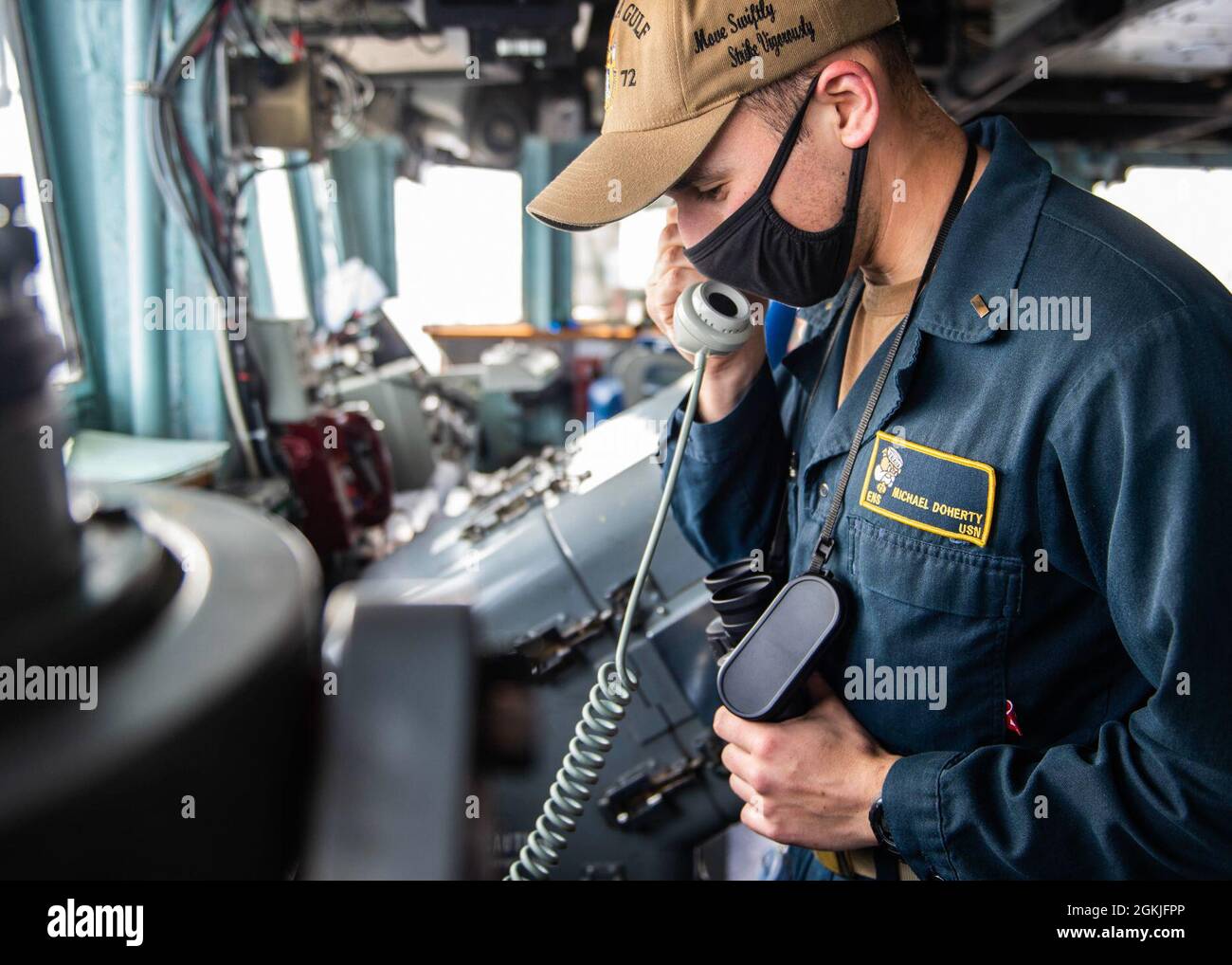 210502-N-RG587-1003 ATLANTISCHER OZEAN (2. Mai 2021) Ensign Michael Doherty aus Olmsted Falls, Ohio, beantwortet das Brückentelefon an Bord des Lenkraketen-Kreuzers USS Vella Gulf (CG 72) der Ticonderoga-Klasse, 2. Mai 2021. Vella Gulf ist im Rahmen eines Routineeinsatzes im Einsatzgebiet der Sechsten Flotte der USA zur Unterstützung der nationalen Interessen der USA und der Sicherheit in Europa und Afrika unterwegs. Stockfoto