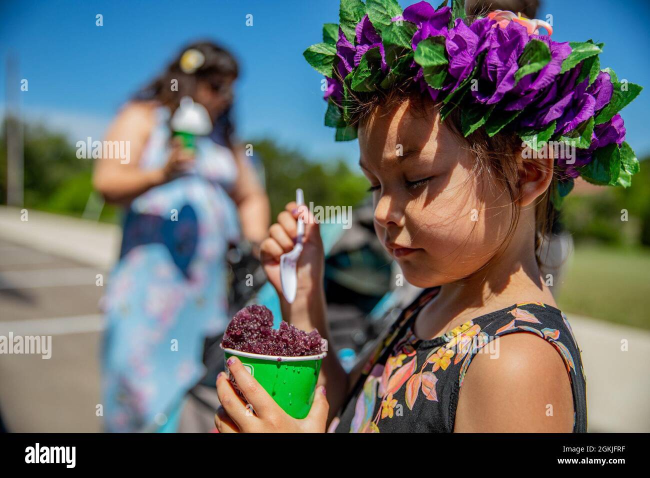 Luna Mallett, eine Festivalteilnehmerin, genießt eine eingefrorene Freude beim Central Texas Asian Pacific Islander Festival in Copperas Cove, Texas, 2. Mai 2021. 2021 findet das Festival zum vierten Mal für die Gemeinde im Großraum Zentral-Texas statt. Stockfoto