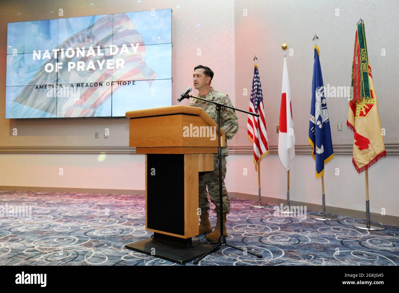 Oberst Thomas Matelski, Kommandant der US-Armee Garnison Japan, spricht während des nationalen Gebetstages im Camp Zama Community Club, Camp Zama, Japan, 3. Mai. Matelski war der Hauptredner. Stockfoto