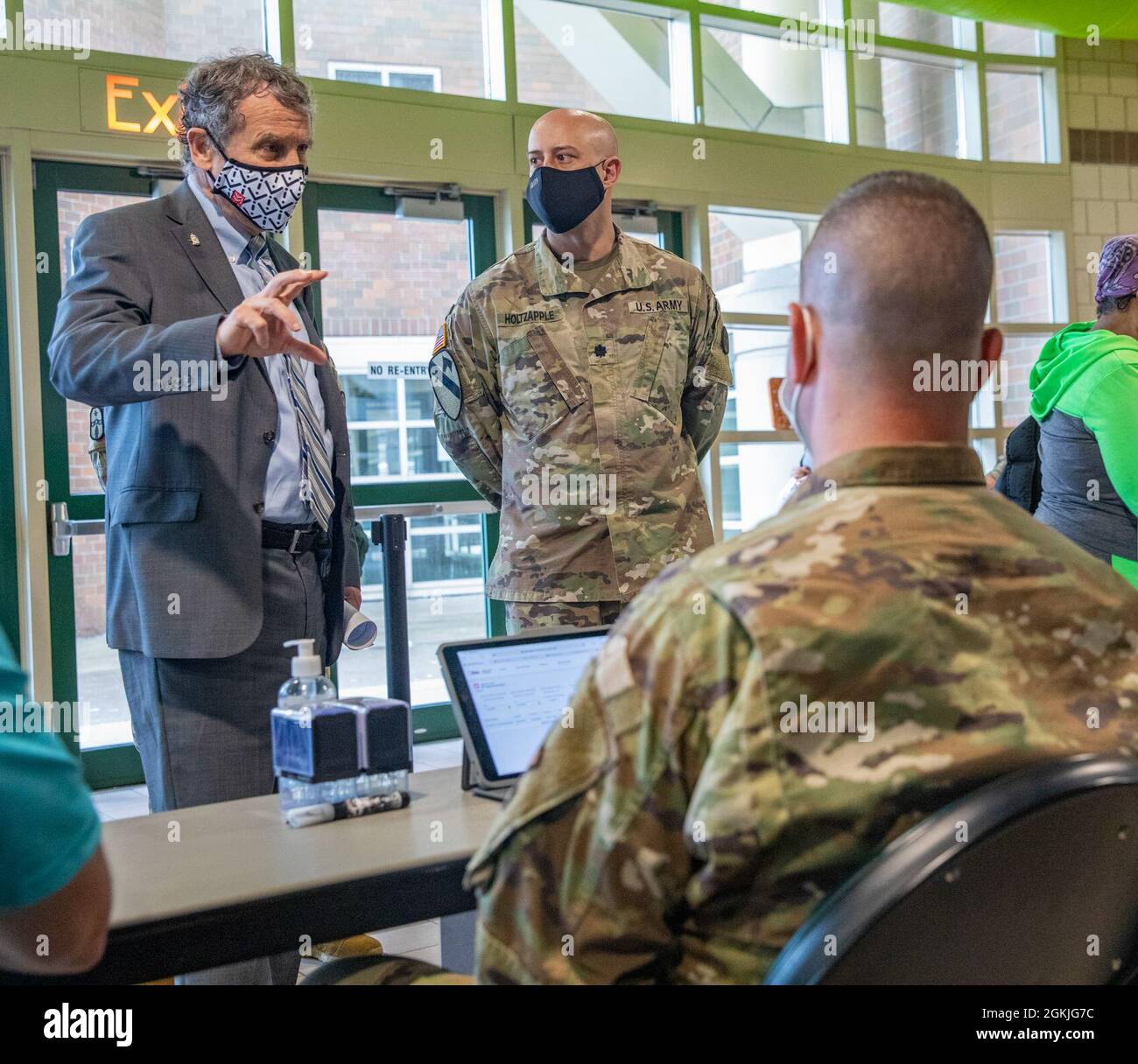 Der US-Senator aus Ohio, Sherrod Brown, links, bespricht die Check-in-Verfahren mit Mitgliedern der 101. Airborne Brigade (Air Assault) und der Ohio National Guard im staatlich geführten, föderal unterstützten Community Impfzentrum am Wolstein Center der Cleveland State University in Cleveland, 3. Mai 2021. Das U.S. Northern Command setzt sich über die U.S. Army North weiterhin dafür ein, die Federal Emergency Management Agency im Rahmen der Reaktion der gesamten Regierung auf COVID-19 weiterhin flexibel und flexibel zu unterstützen. Stockfoto