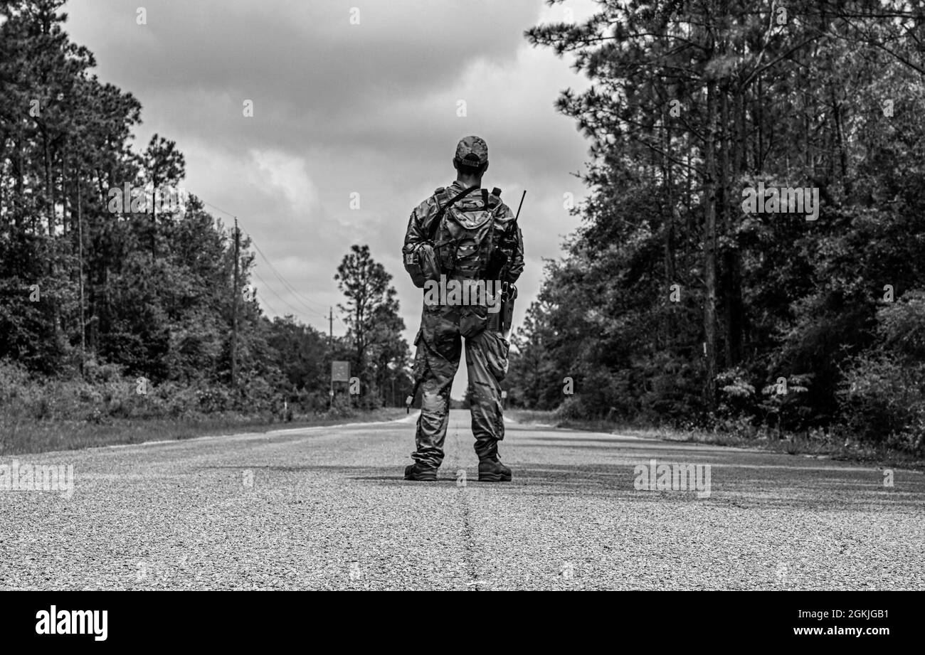 Der Flieger First Class Noah Jansson, Mitglied des Feuerwehrteams, 822. Base Defense Group, Moody Air Force Base, steht als Teil des Agile Flag 21-2 Experiments auf dem Naval Outlying Landing Field Choctaw, Florida, 3. Mai 2021 auf Patrouille. Die Hauptaufgabe des 822. BDS ist die Schulung zum Einsatz in verschiedenen Kinos. Stockfoto