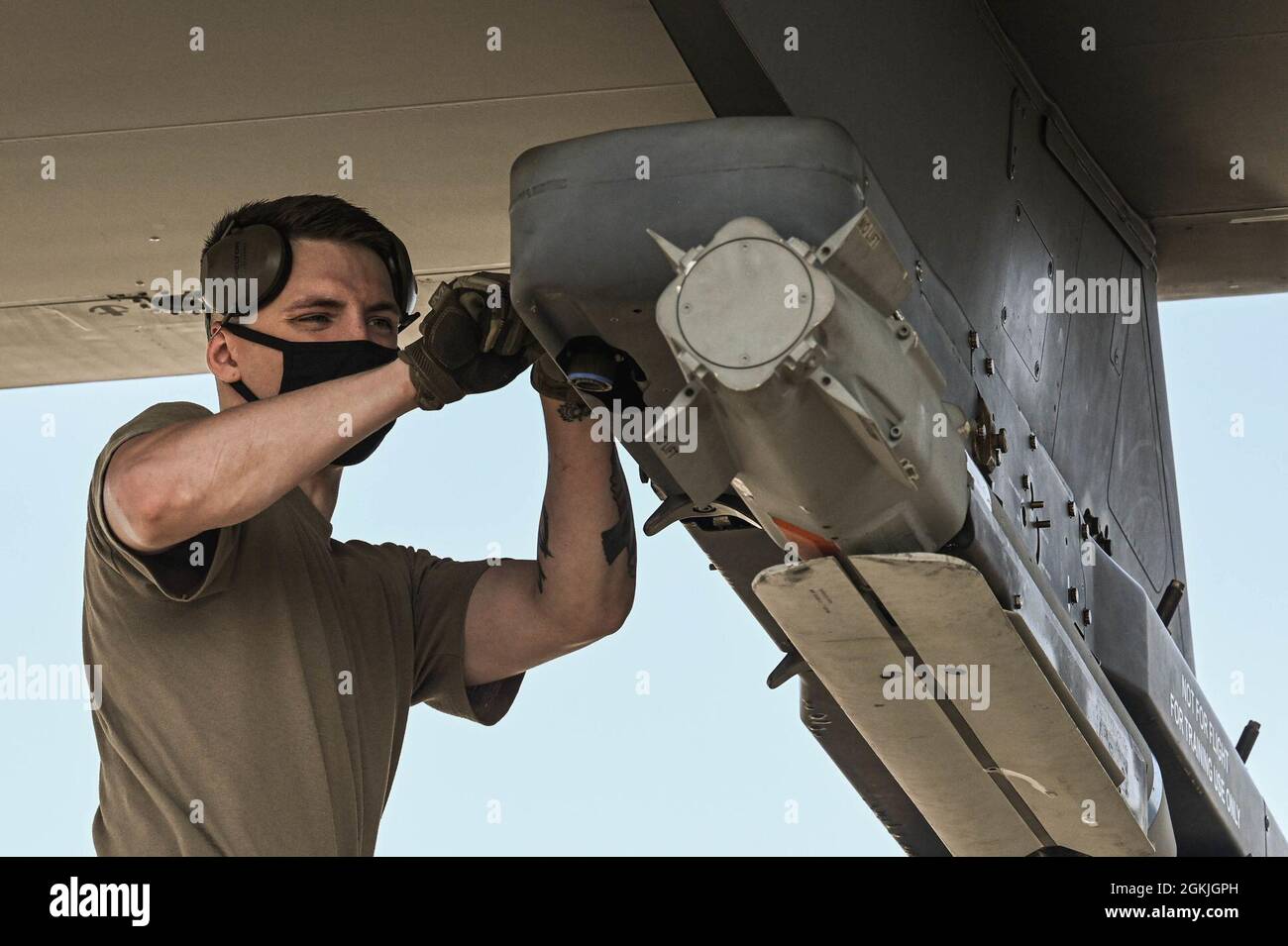 Der Senior Airman der US Air Force, Paul Seagraves, ein Mitglied der Waffelast-Crew der 4. Flugzeugwartungseinheit, sichert während eines Lastwettbewerbs auf Hurlburt Field, Florida, am 3. Mai 2021 eine geführte Bombeneinheit auf einem AC-130W Stinger II-Kanonenschiff. Der 4. Nahm an der Veranstaltung Teil, um die Moral hoch zu halten und sich auf globale Spezialeinsätze vorzubereiten. Stockfoto