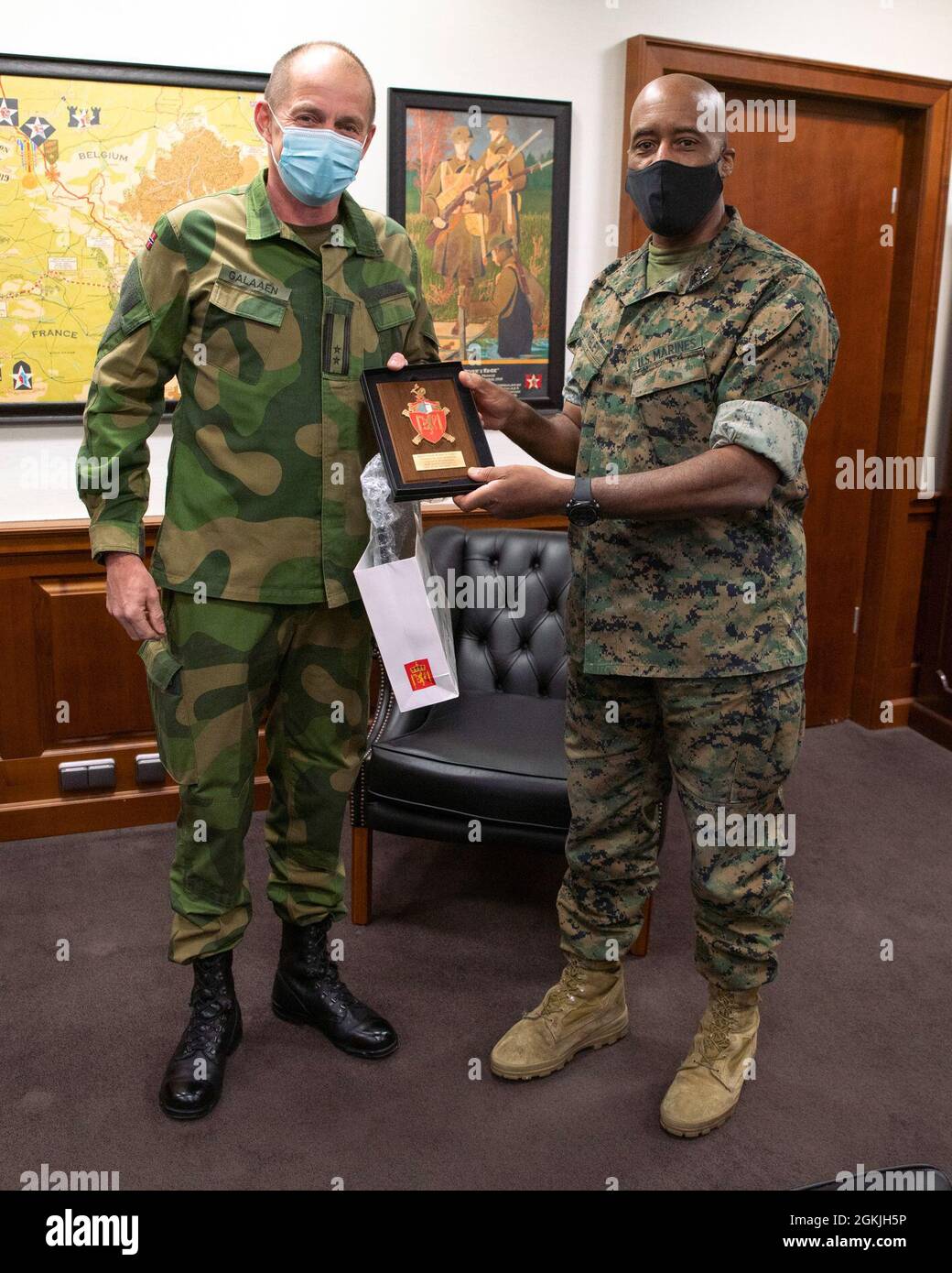 US Marine Corps Maj. Gen. Michael E. Langley, Kommandant der US Marine Corps Forces Europe and Africa (MARFOREUR/AF), erhält eine Plakette von LT. Col. Ola Gallaaen, dem Verbindungsmann der norwegischen Armee zu US Army Europe and Africa, am MARFOREUR/AF Hauptquartier in der US Army Garrison Panzer Kaserne in Böblingen, Deutschland, Mai 4, 2021. Stockfoto