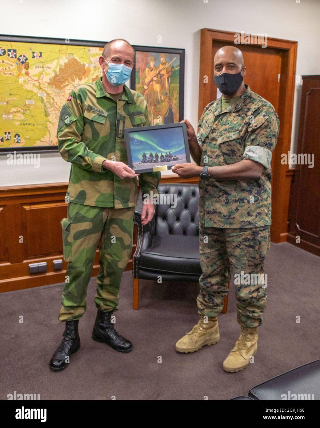 US Marine Corps Maj. Gen. Michael E. Langley, Kommandant der US Marine Corps Forces Europe and Africa (MARFOREUR/AF), erhält ein gerahmtes Foto von LT. Col. Ola Gallaaen, dem Verbindungsmann der Norwegischen Armee zu US Army Europe and Africa im MARFOREUR/AF Hauptquartier in der US Army Garrison Panzer Kaserne in Böblingen, Deutschland, 4.Mai 2021. Stockfoto