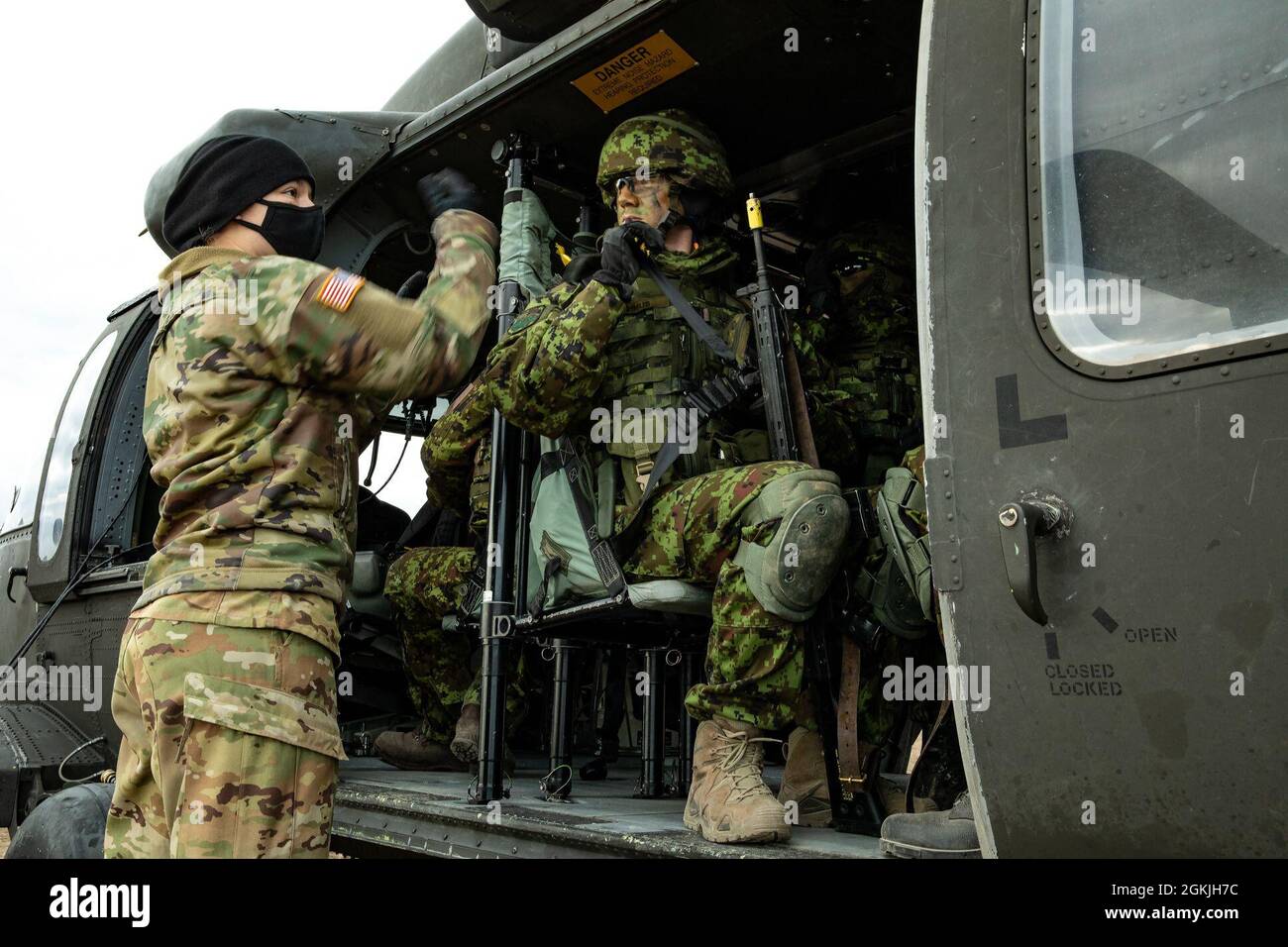 US-Armeechef 2 Lindsay Walker, ein UH-60 Blackhawk-Pilot mit Bravo Company, 3. Bataillon, 1. Kampfluftfahrtbrigade, 1. Infanteriedivision, führt Kaltladungstraining für Soldaten der estnischen Verteidigungsliga in der Nurmsi Drop Zone, Estland, 4. Mai 2021 in Vorbereitung auf Swift Response 21, Eine verknüpfte Übung von DEFENDER-Europe 21. DEFENDER-Europe ist eine jährliche, von der US-Armee geführte, multinationale, gemeinsame Übung, die darauf ausgerichtet ist, Bereitschaft und Interoperabilität zwischen den USA, der NATO und den Partnermilitärs aufzubauen. In diesem Jahr werden sich mehr als 28,000 multinationale Streitkräfte aus 27 Nationen zusammenschließen Stockfoto