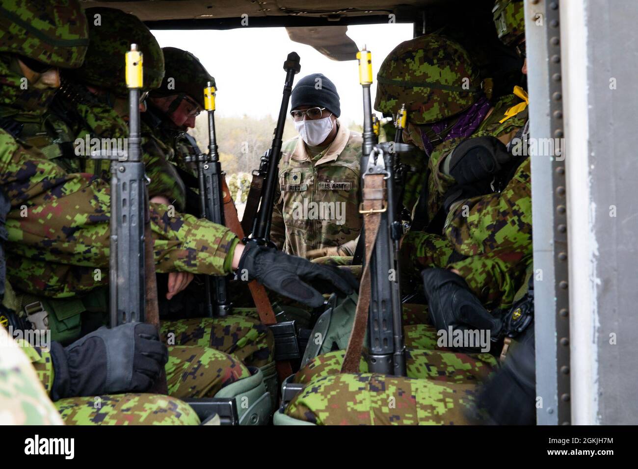 SPC der US-Armee. Malcolm Reed, ein UH-60-Chef der Blackhawk-Crew mit der Bravo Company, dem 3. Bataillon, der 1. Kampfluftfahrtbrigade, der 1. Infanteriedivision, führt in der Nurmsi Drop Zone, Estland, am 4. Mai 2021 Kaltlastübungen für die Soldaten der estnischen Verteidigungsliga durch, um sich auf die Swift Response 21, eine verbundene Übung von DEFENDER-Europe 21, vorzubereiten. DEFENDER-Europe ist eine jährliche, von der US-Armee geführte, multinationale, gemeinsame Übung, die darauf ausgerichtet ist, Bereitschaft und Interoperabilität zwischen den USA, der NATO und den Partnermilitärs aufzubauen. In diesem Jahr werden mehr als 28,000 multinationale Streitkräfte aus 27 Nationen nahezu alle Kräfte zusammenführen Stockfoto